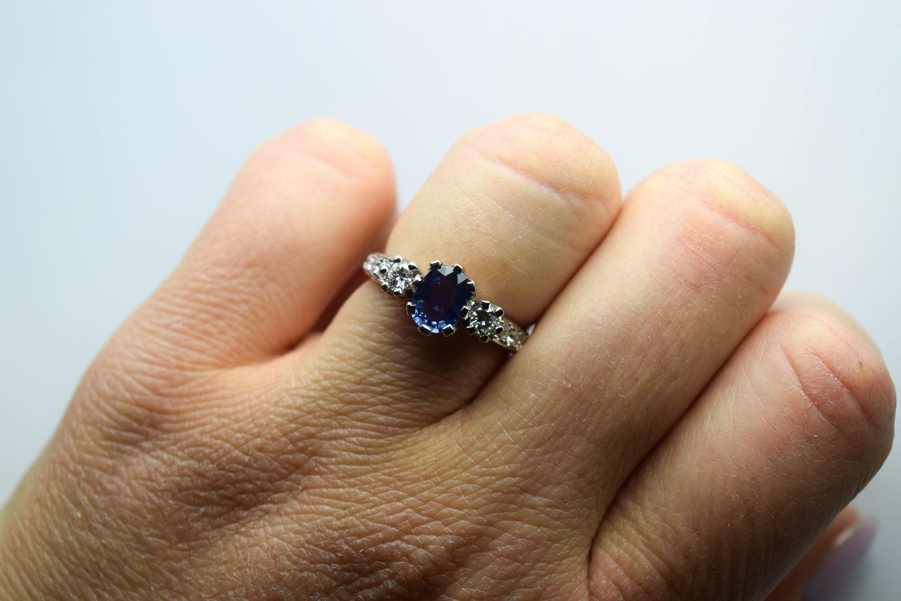Taille ovale Bague de fiançailles en or blanc 18 carats avec saphir et diamant taille 6 en vente