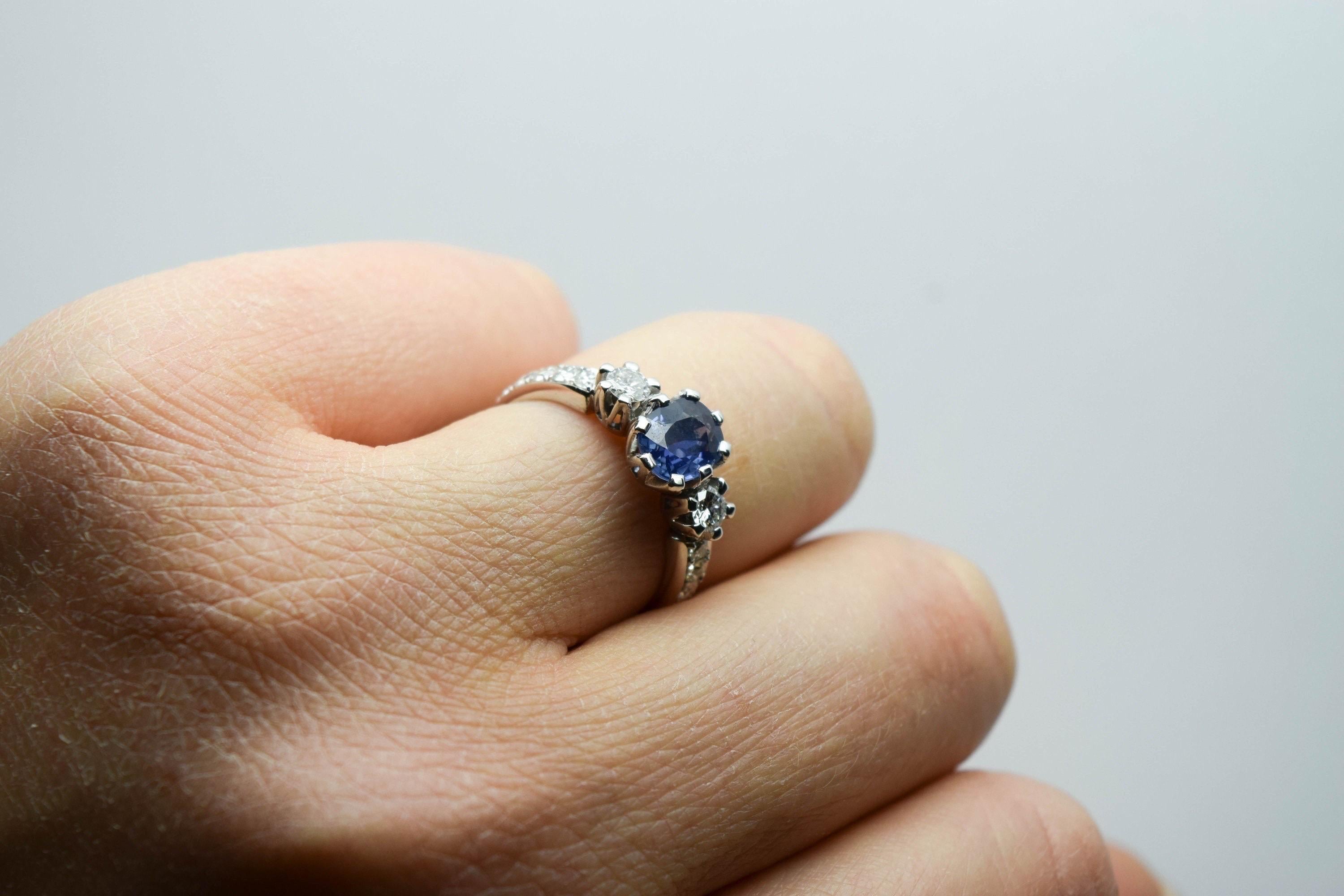 Bague de fiançailles en or blanc 18 carats avec saphir et diamant taille 6 Neuf - En vente à Boca Raton, FL