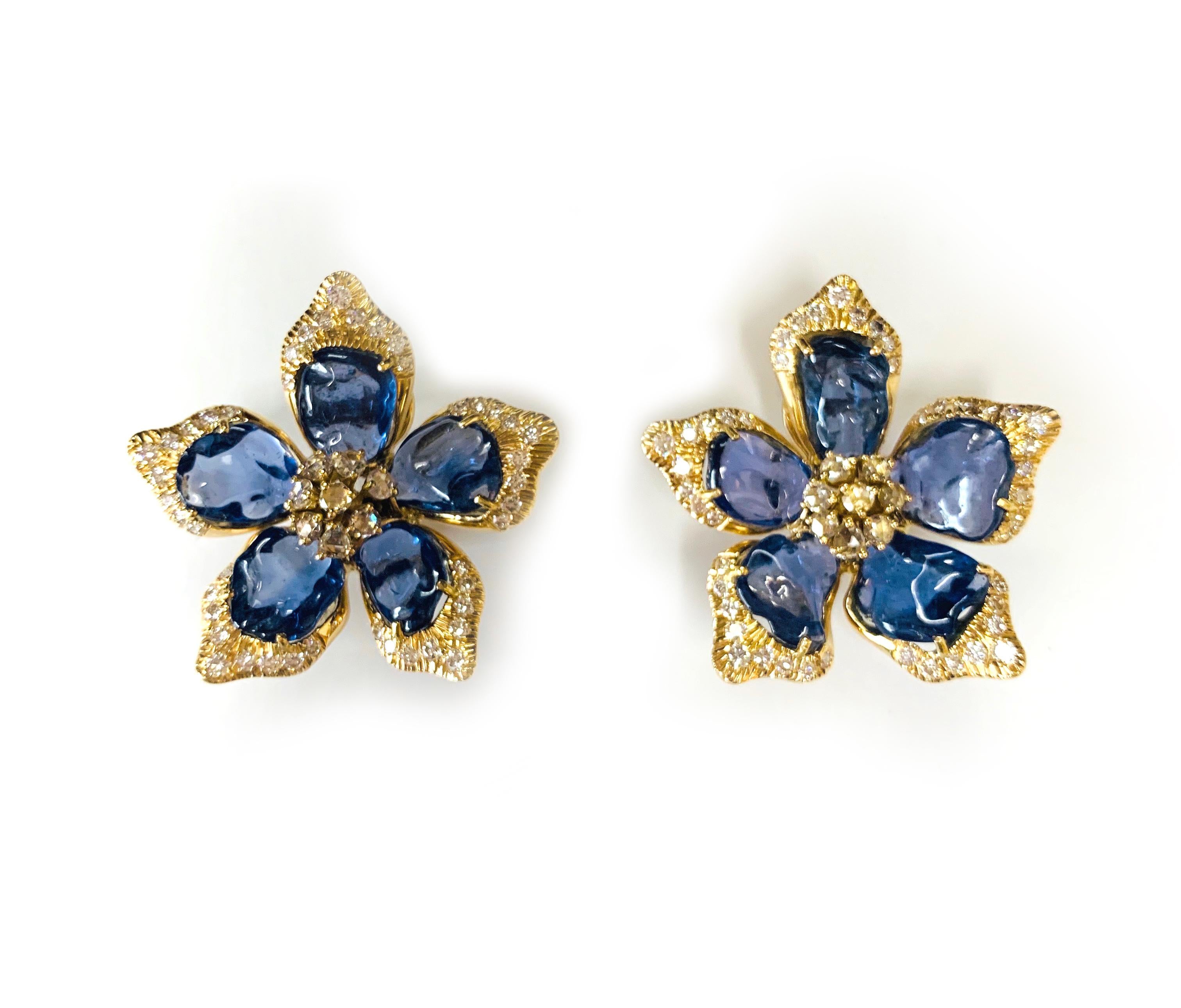 Boucles d'oreilles fleuries en or jaune 18 carats, saphirs et diamants, de la collection 