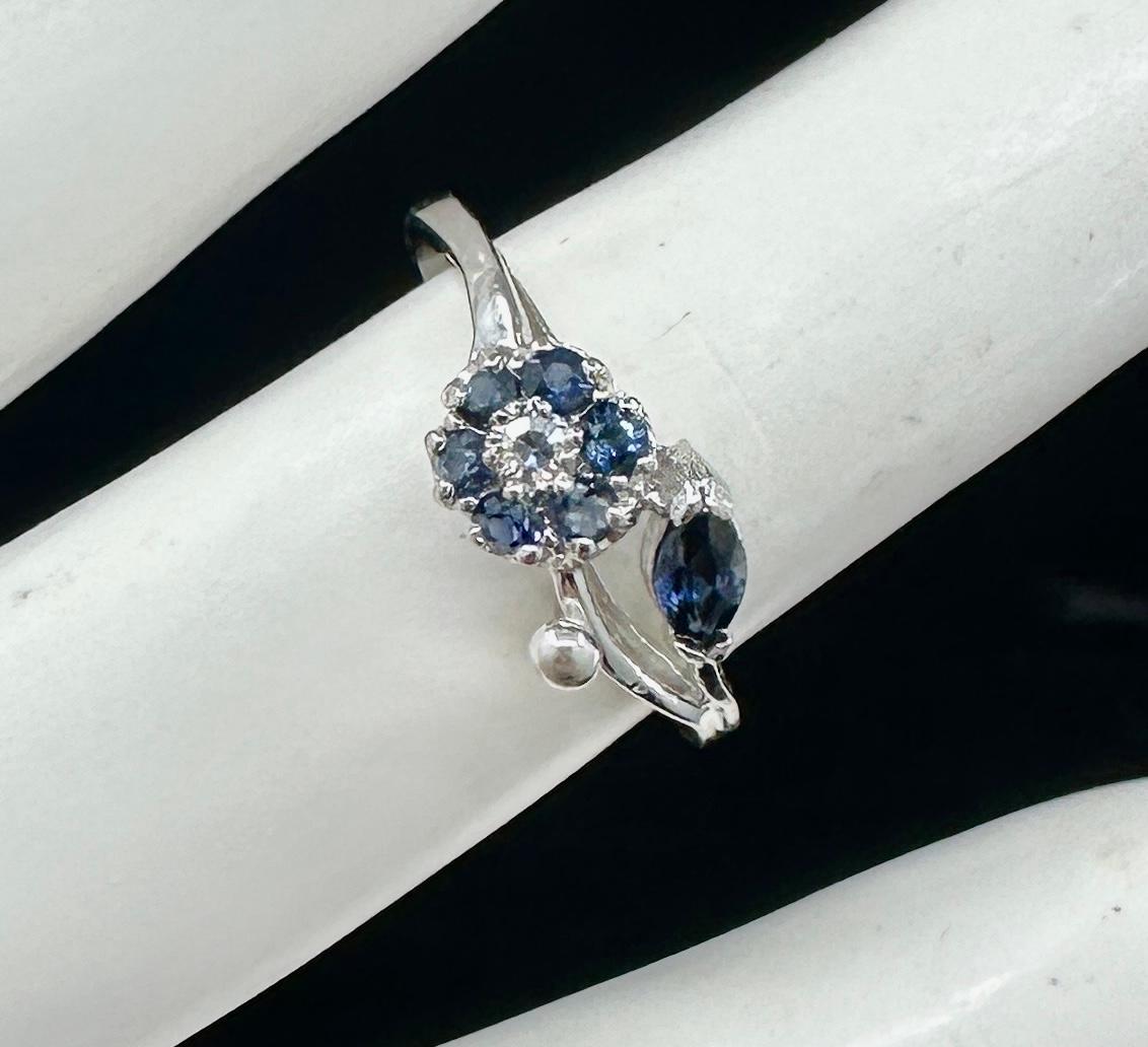 Contemporaneo Anello con fiore di zaffiro e diamante in oro bianco 14 carati Anello di fidanzamento antico per matrimonio in vendita