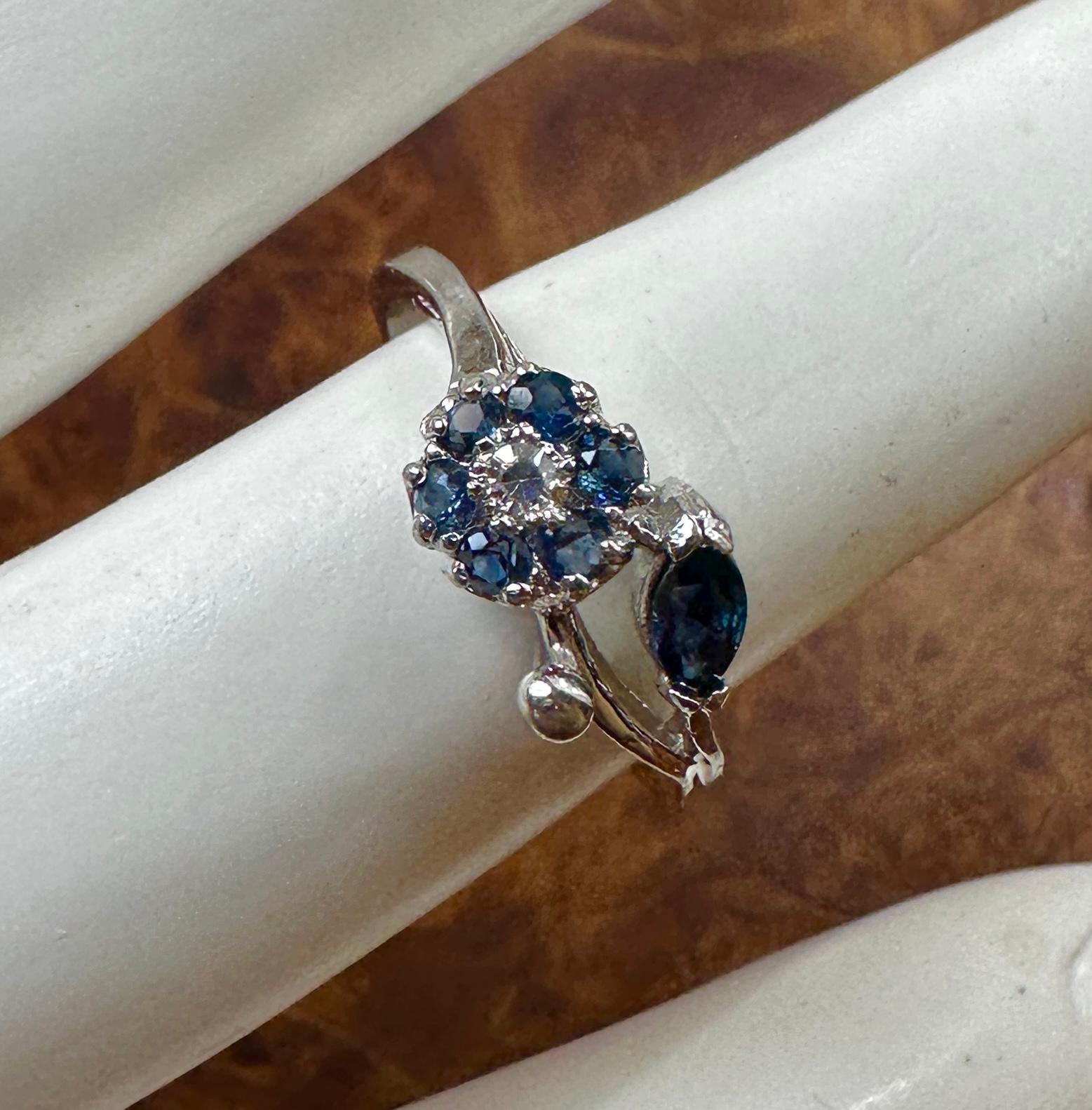 Taglio rotondo Anello con fiore di zaffiro e diamante in oro bianco 14 carati Anello di fidanzamento antico per matrimonio in vendita