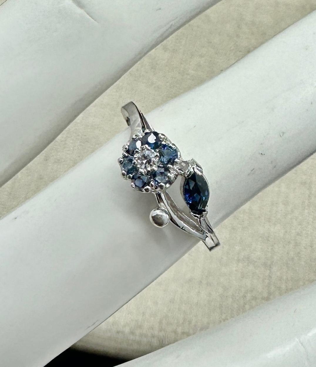 Anello con fiore di zaffiro e diamante in oro bianco 14 carati Anello di fidanzamento antico per matrimonio In condizioni ottime in vendita a New York, NY