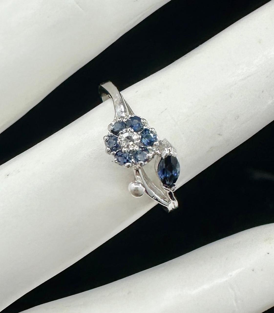 Donna Anello con fiore di zaffiro e diamante in oro bianco 14 carati Anello di fidanzamento antico per matrimonio in vendita