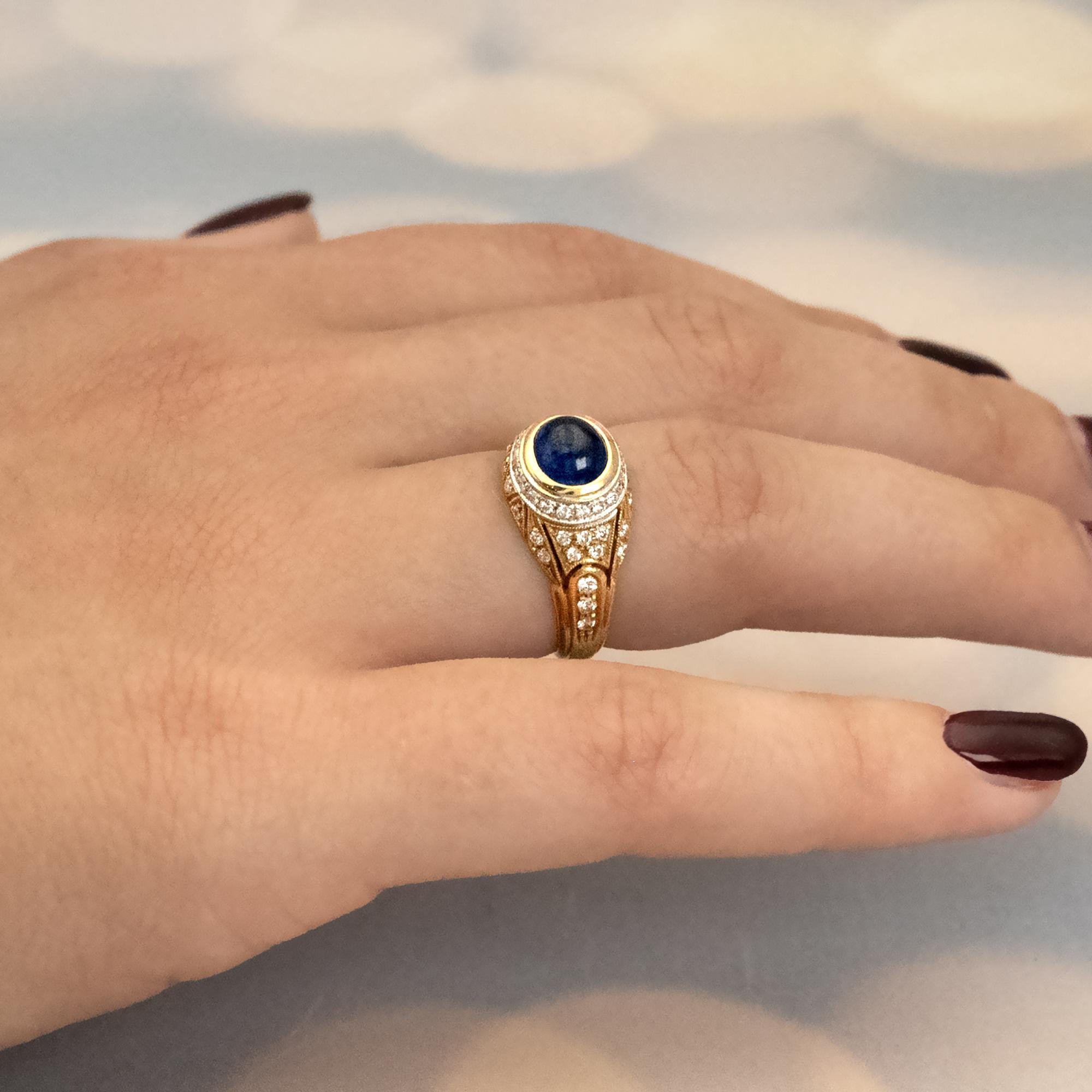 Art déco Bague à dôme en or saphir et diamant en vente