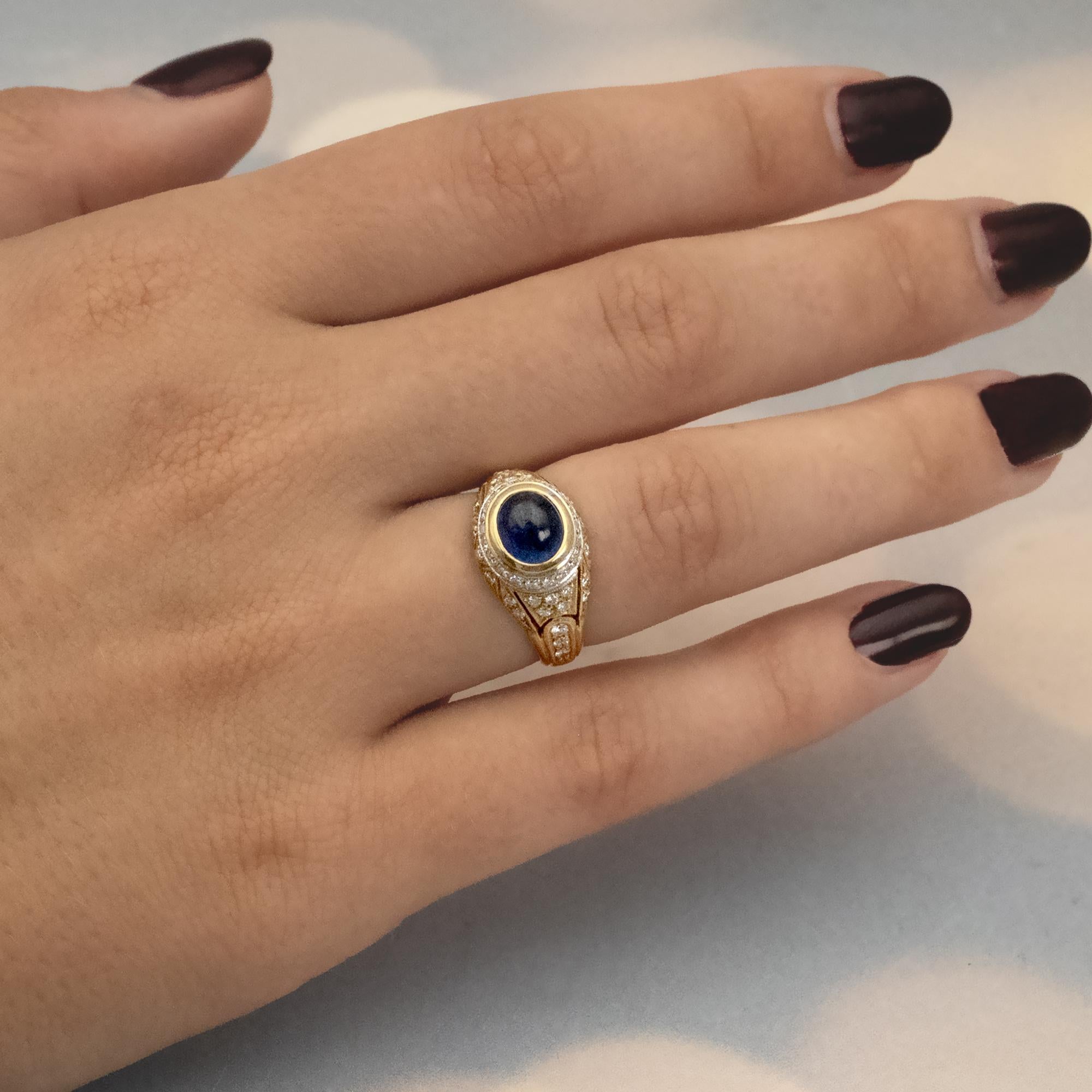 Taille cabochon Bague à dôme en or saphir et diamant en vente