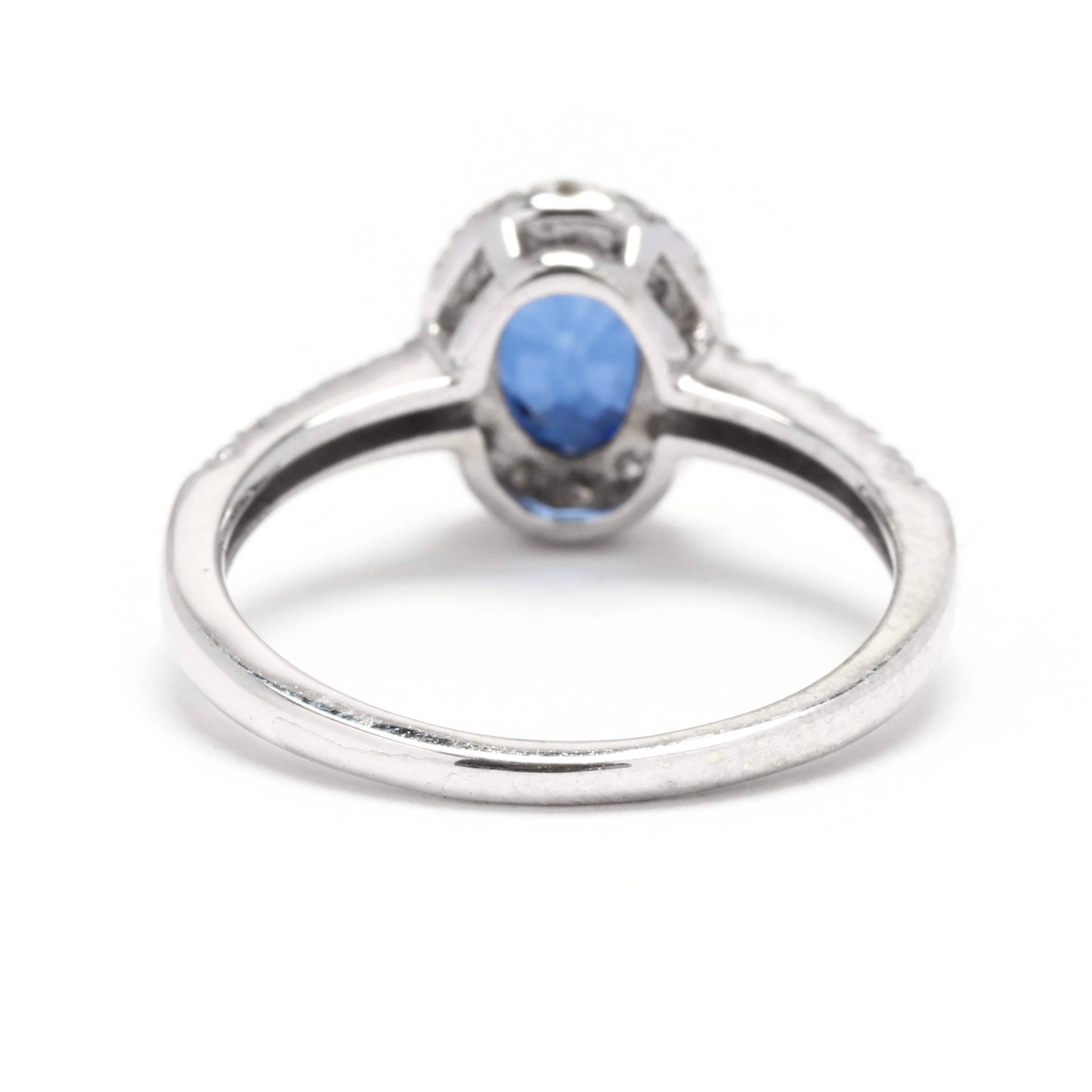 Taille brillant Bague de fiançailles halo de saphirs et diamants, or blanc 14 carats en vente