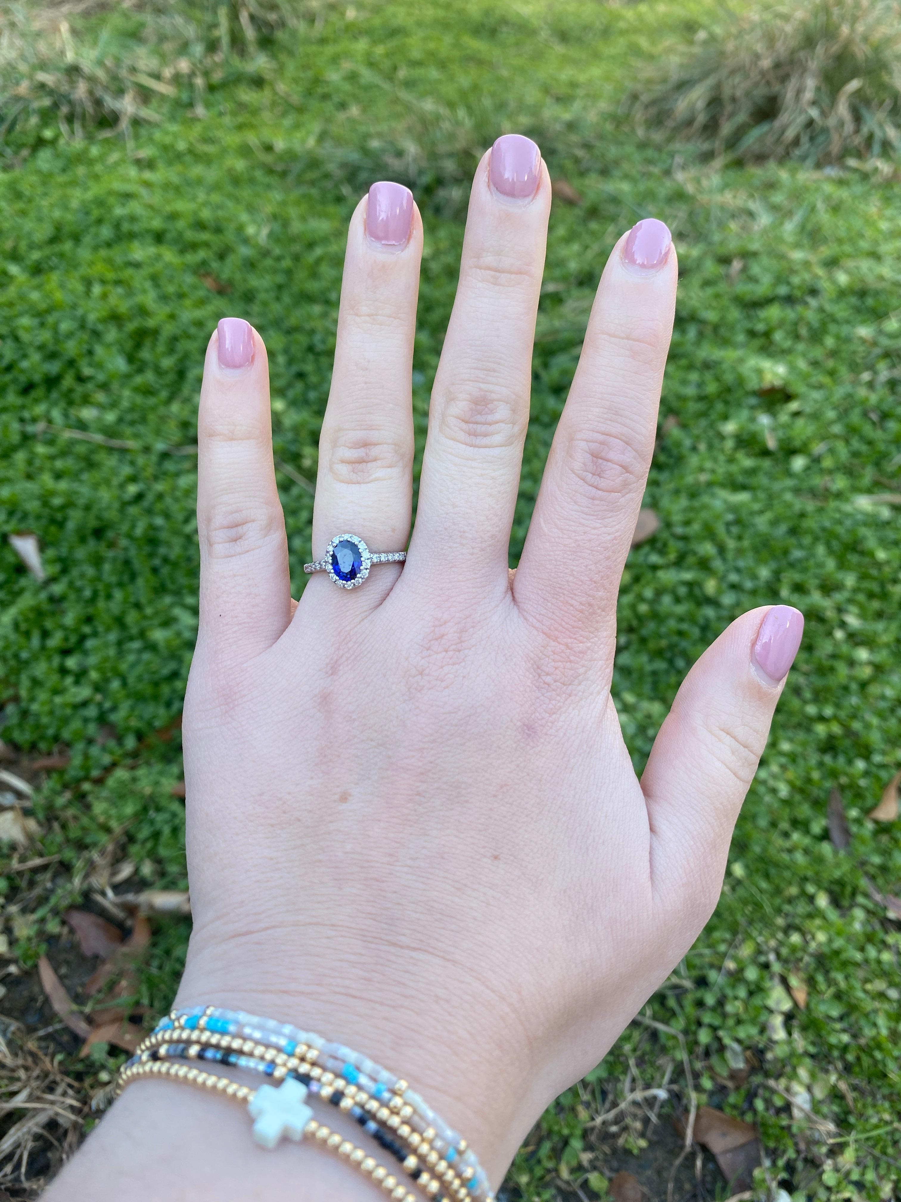 Bague de fiançailles halo de saphirs et diamants, or blanc 14 carats en vente 1