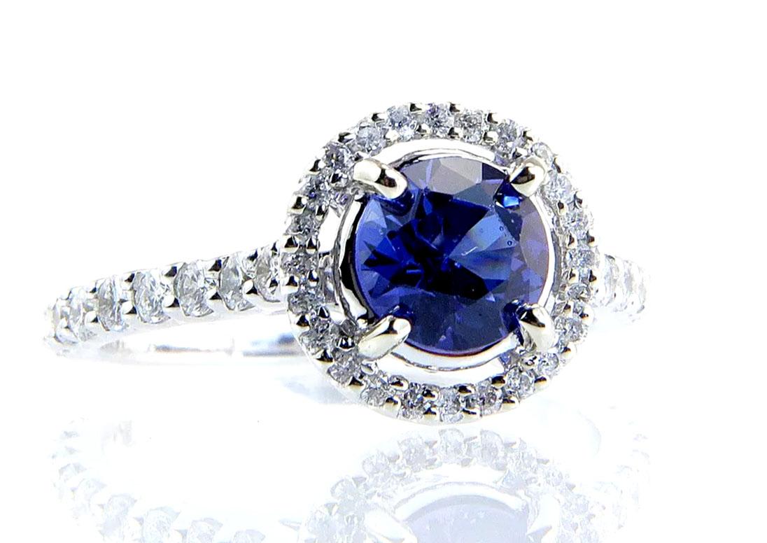 Bague de fiançailles halo de saphirs et diamants 1,64 carat, pierre de naissance en or blanc 14 carats



Saphir bleu naturel de 1.00 carat à taille ronde

Diastar PDSF 2 680

Les diamants offrent une chaleur magnifique

Parfait pour une occasion