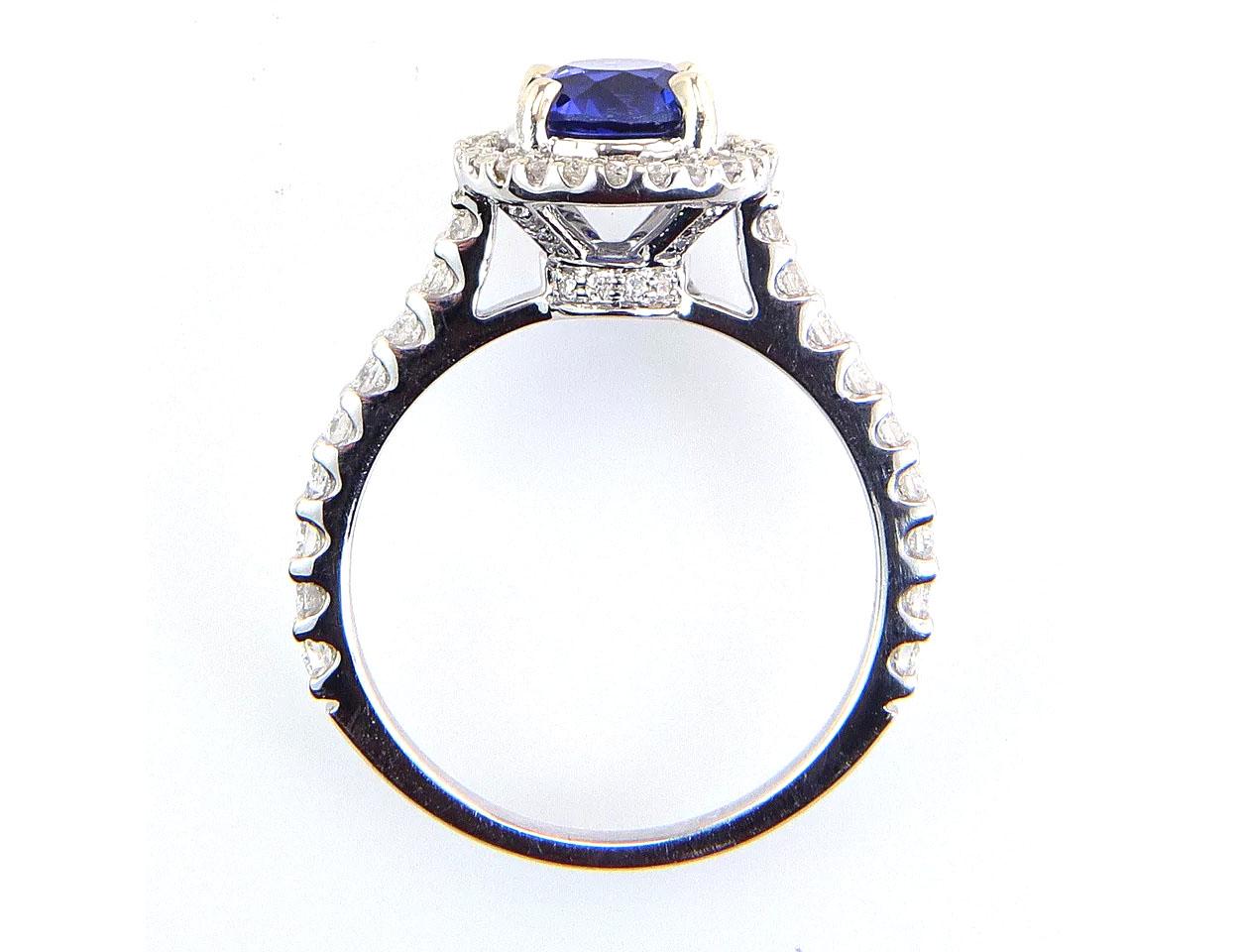 Taille ronde Bague de fiançailles halo de saphirs et diamants 1,64 carat, pierre de naissance en or blanc 14 carats en vente