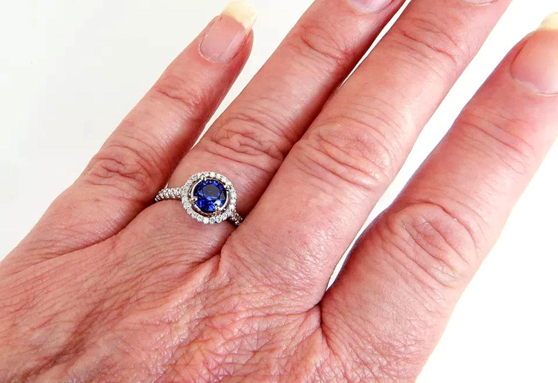 Bague de fiançailles halo de saphirs et diamants 1,64 carat, pierre de naissance en or blanc 14 carats en vente 1