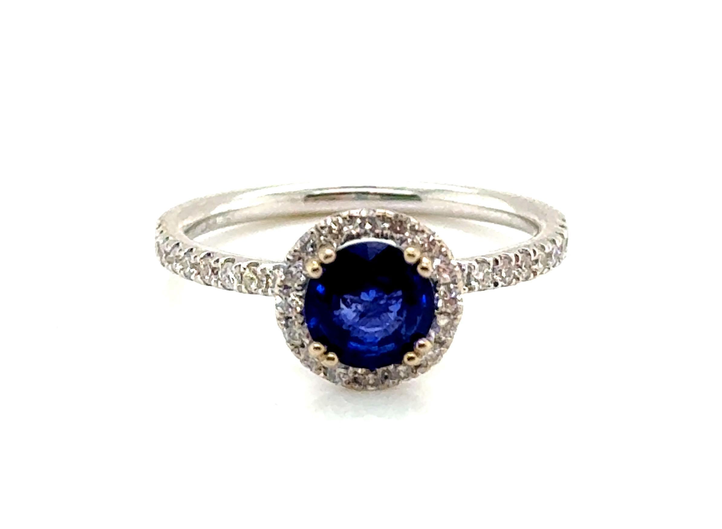 Anello di fidanzamento con zaffiro e diamante a forma di aureola 1,52 carati 18K &New


Zaffiro blu taglio rotondo da 1.00 carati Nature

Oltre 250 dollari di valore dell'oro

Fede nuziale con diamante abbinata

I diamanti offrono un calore