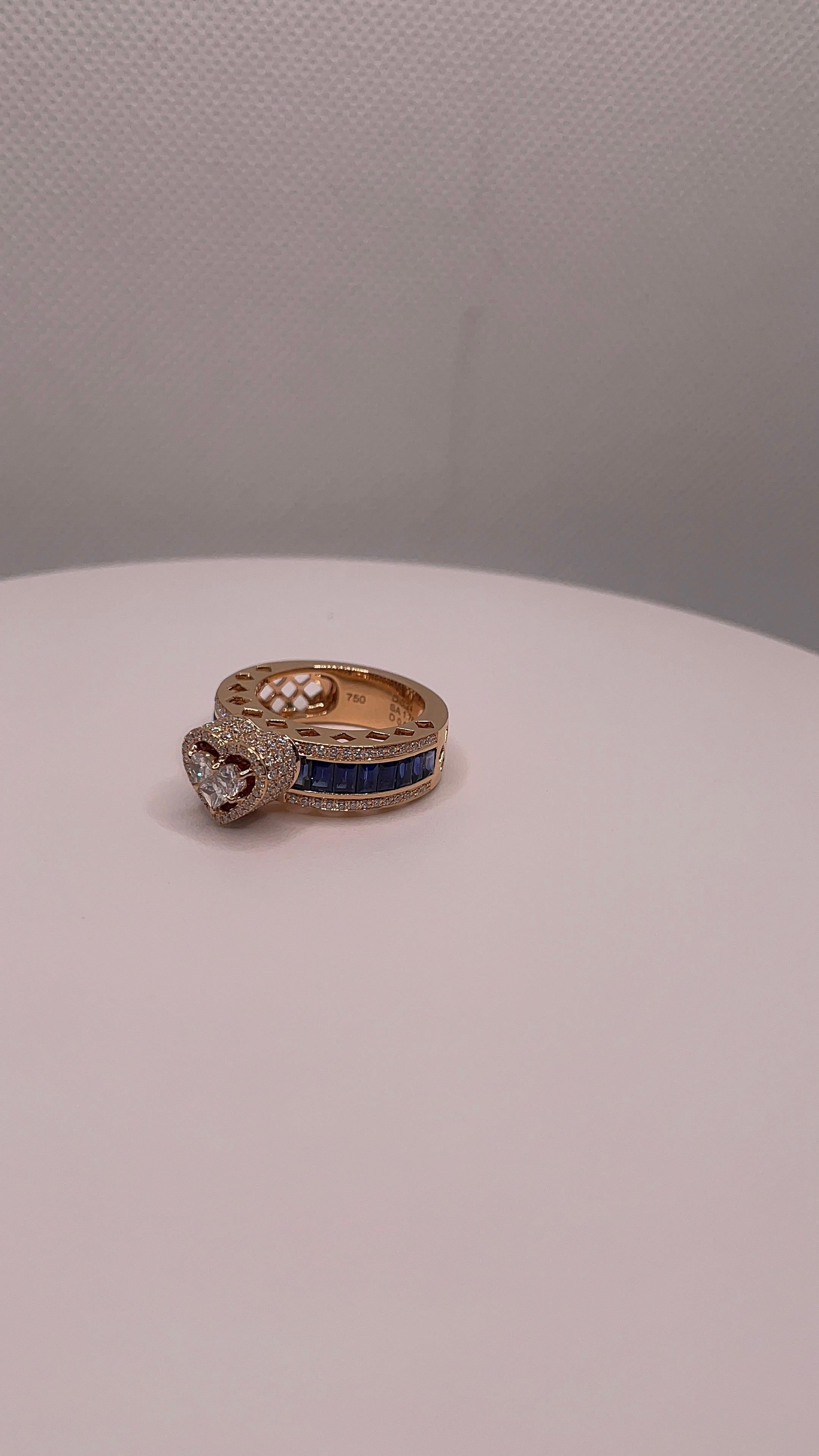 Romantico e regale, questo anello con cuore di zaffiro è una celebrazione di emozioni, precisione e colori vibranti. Il cuore di questo gioiello è costituito da un centro di diamanti composto in modo unico: 3 diamanti di qualità VVS meticolosamente