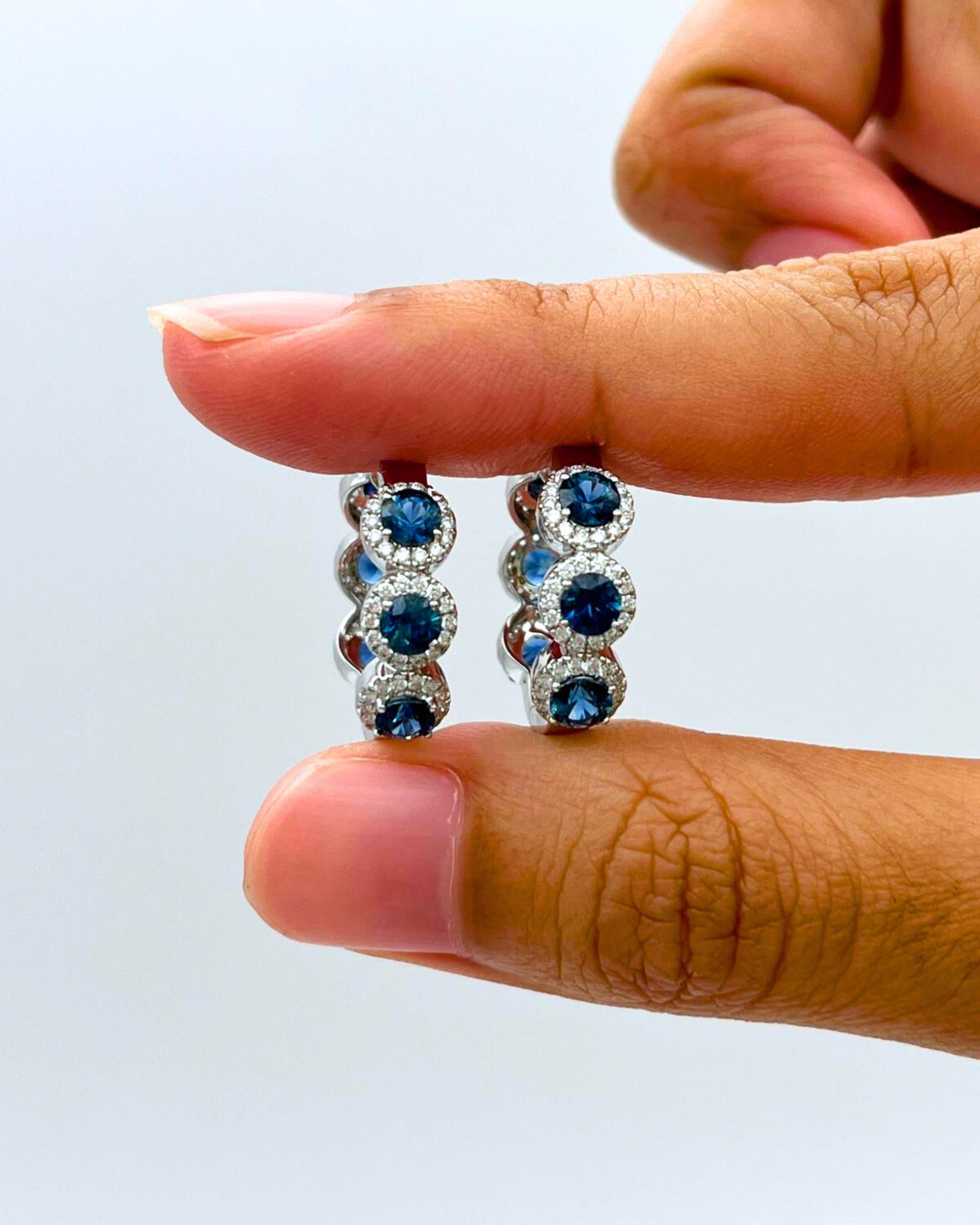 Una rivisitazione moderna degli orecchini a cerchio, con zaffiri blu brillanti su entrambi i lati circondati da aureole di diamanti, che fondono una raffinatezza senza tempo con un fascino moderno.

Zaffiri taglio Brilliante da 3,75 mm su tutto il