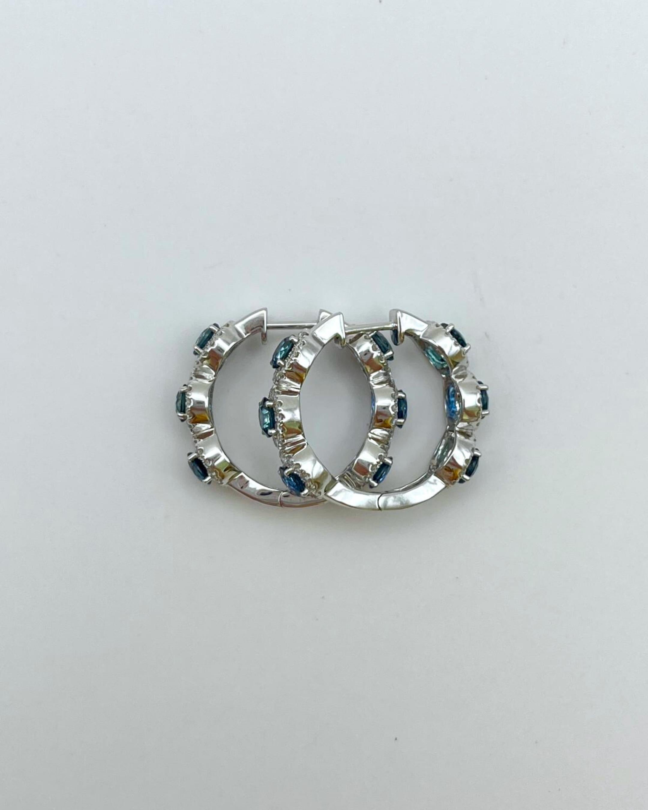 Orecchini a cerchio con zaffiro e diamante in oro bianco 18 carati In condizioni Nuovo in vendita a Bangkok, TH