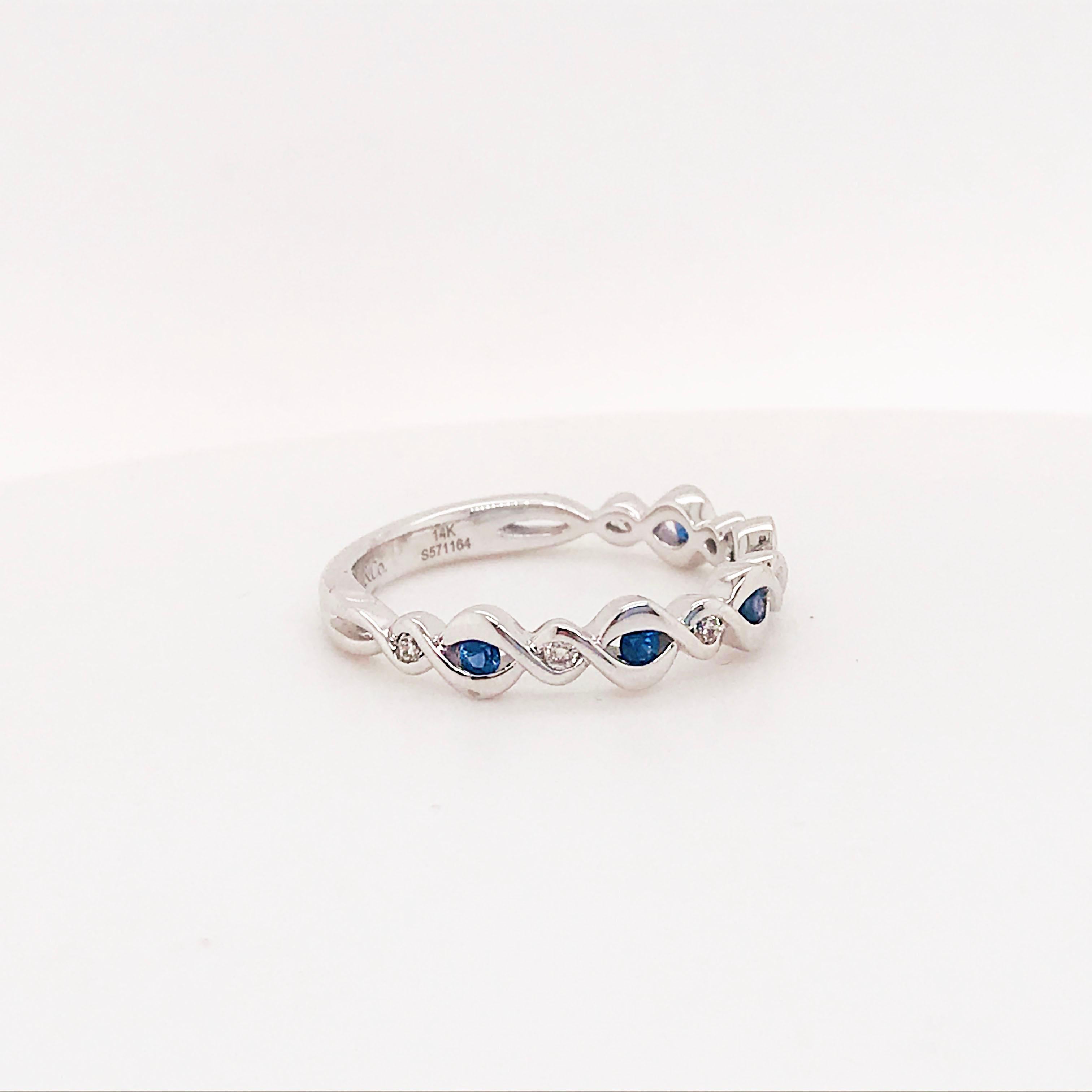 Moderne Bague Infinity en or 14 carats, saphir bleu et diamants en vente