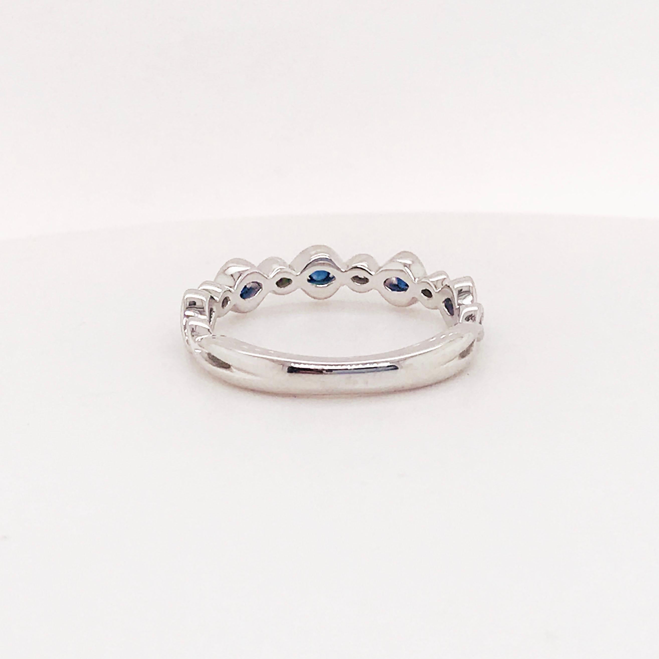 Taille ronde Bague Infinity en or 14 carats, saphir bleu et diamants en vente