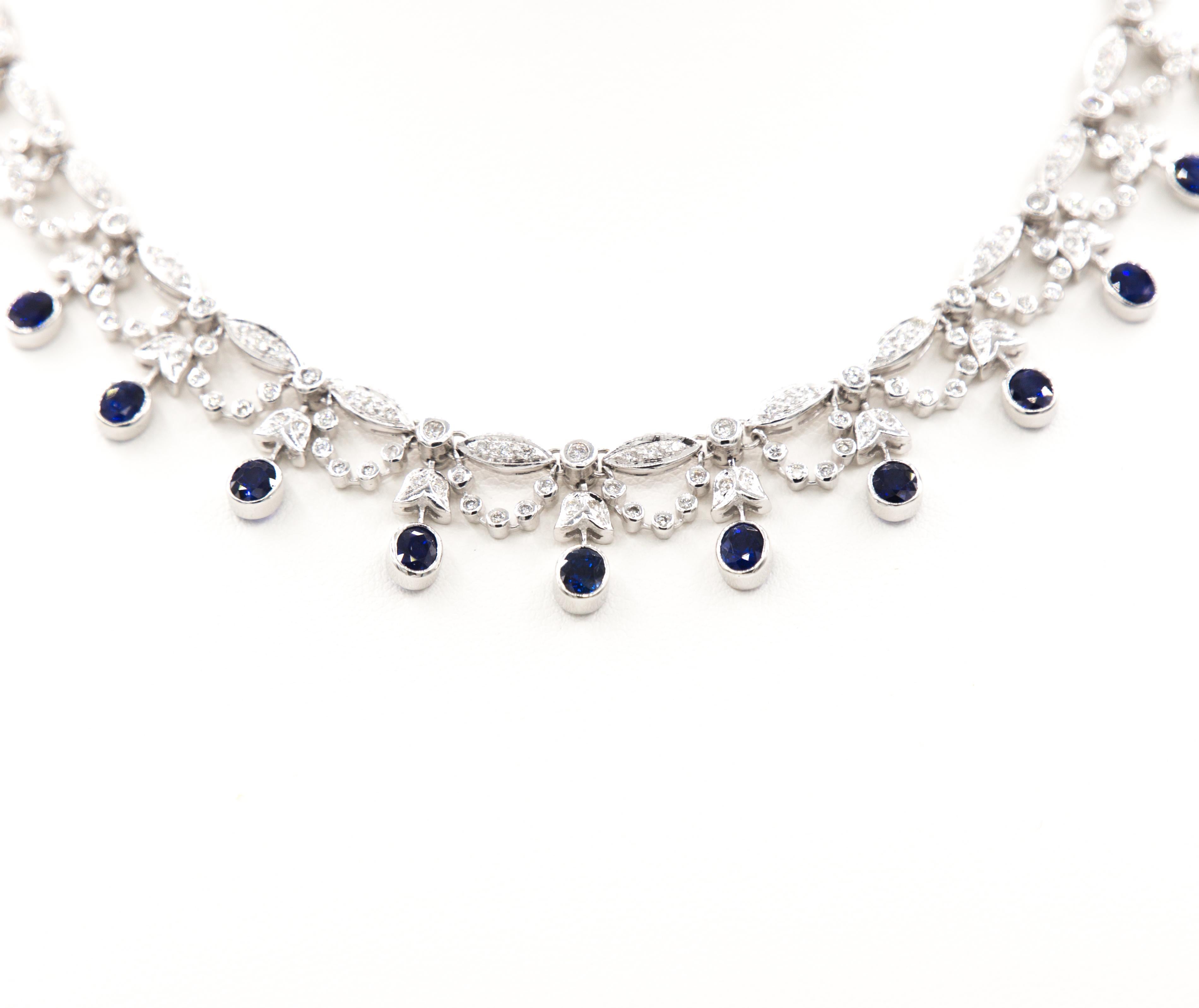 Oro bianco 18 k
zaffiro blu da 4,50 carati
Diamante da 1,50 ct
38 cm di lunghezza più un'estensione di 4,5 cm
31,35 grammi
davanti a 12 mm di lunghezza

questa collana è molto bella, credo che ti piacerà.
è una collana per ogni età