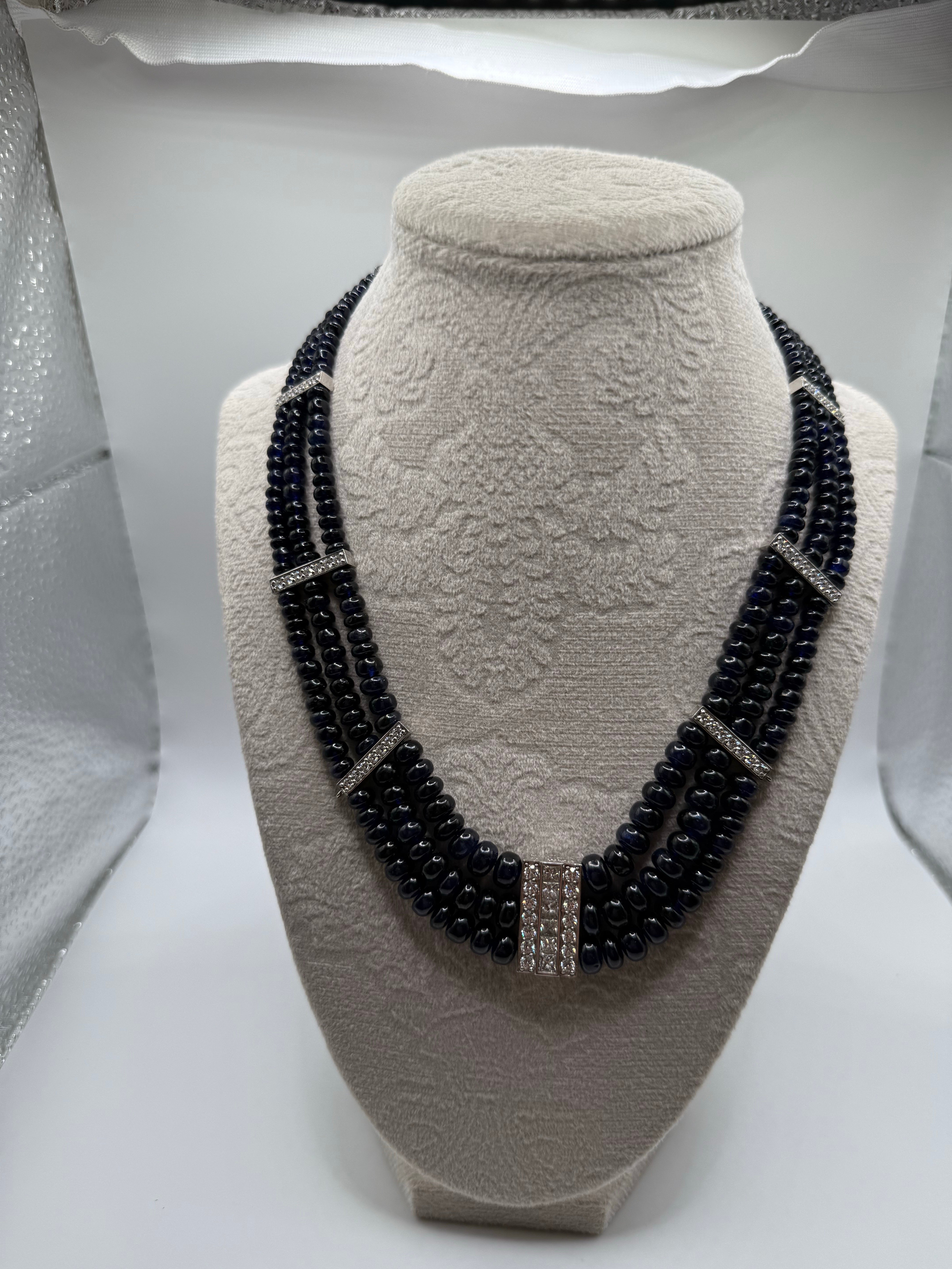 Splendida collana di zaffiri e diamanti in oro bianco 18KT, pezzo d'antiquariato con tanta maestria! La collana si adatta al collo in modo confortevole. I diamanti hanno una purezza VS-SI e un colore F-G. Diamanti per un totale di 5,28 carati