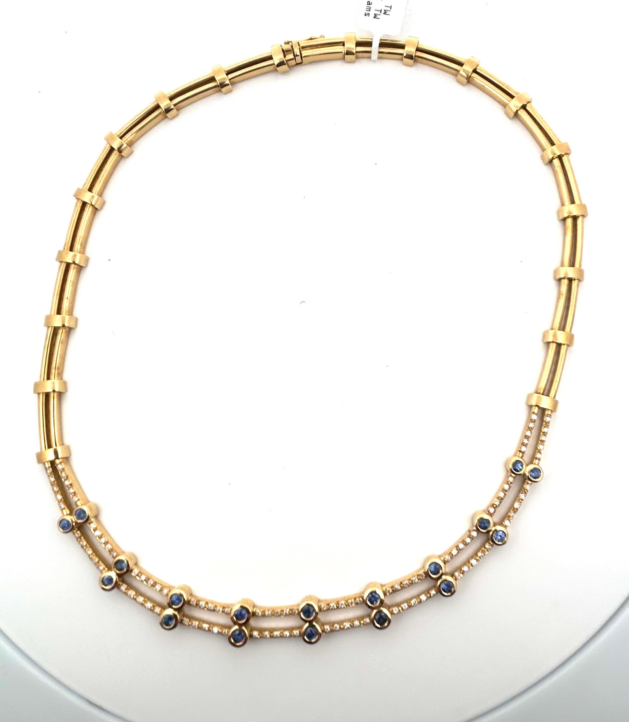 Halskette im Choker-Stil. Zwei Goldstränge mit eingefassten Saphiren und fünf runden Diamanten, die zwischen den Saphiren eingefasst sind.
bestehend aus:

100 runde Diamanten von etwa 0,70cttw.  
  18 runde Saphire mit ca. 1,44cttw.

18k Gelbgold