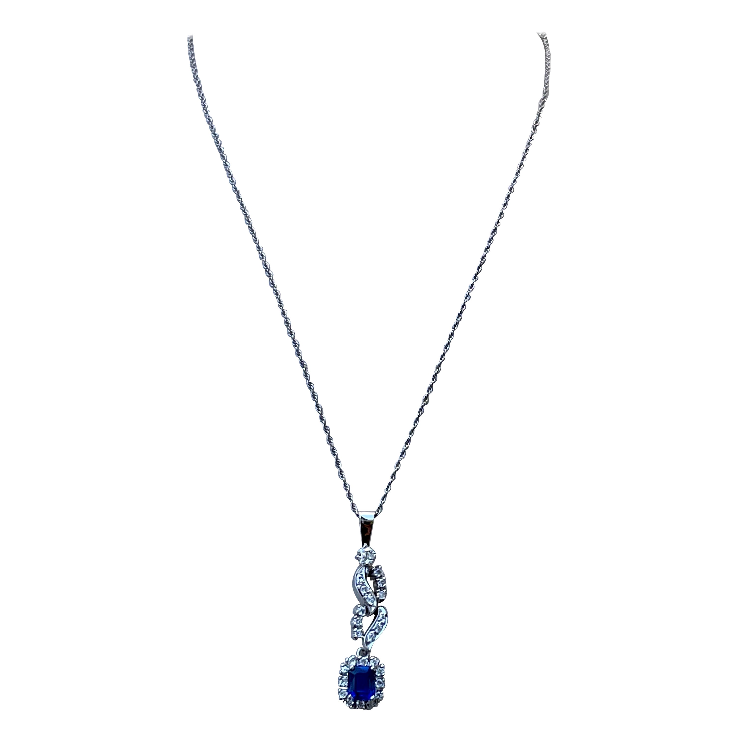Collier/ pendentif en or blanc 14 carats avec chaîne et saphirs et diamants