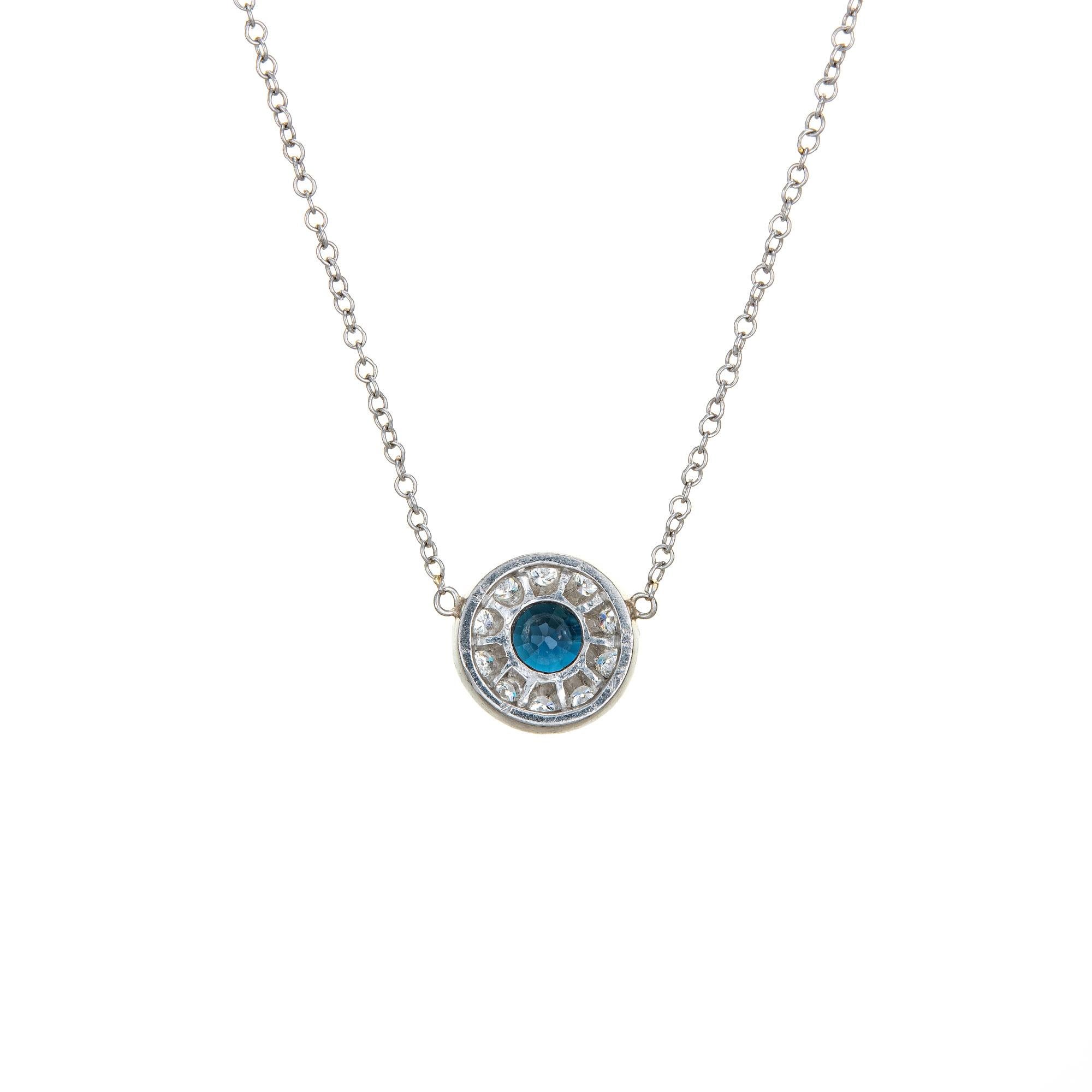 Elegantes und detailreiches Collier aus Saphiren und Diamanten, gefertigt aus Platin.  

Der blaue Saphir mit facettiertem Rundschliff hat einen geschätzten Wert von 0,75 Karat und ist mit 10 runden Diamanten im Brillantschliff von schätzungsweise