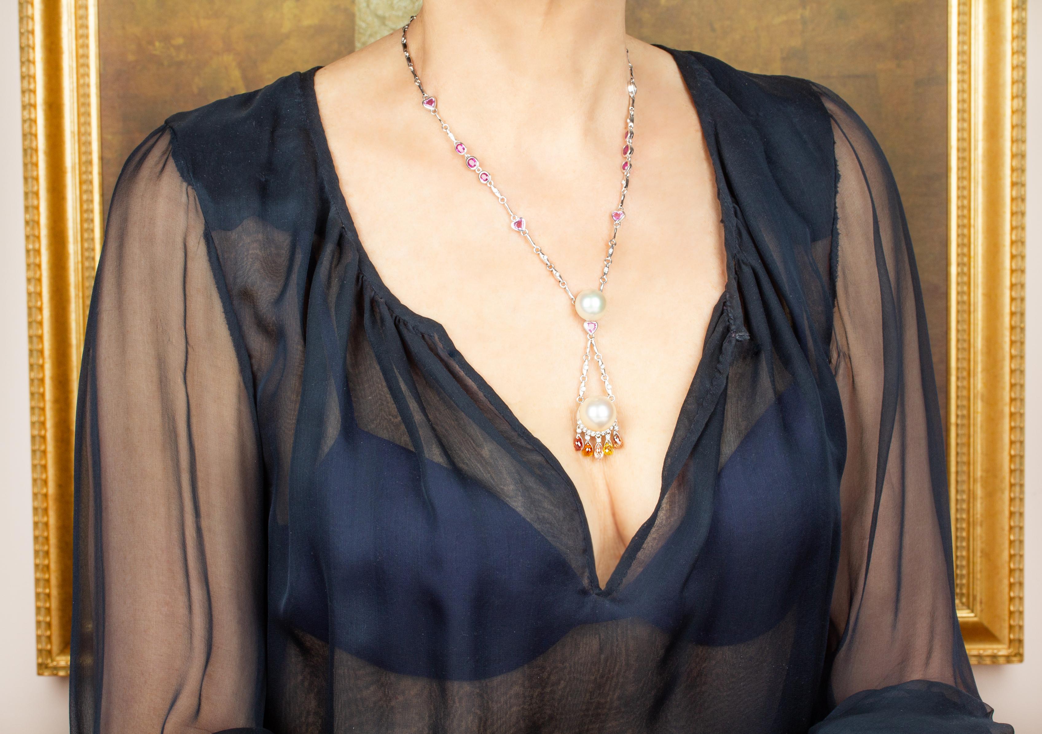 El collar de zafiros, diamantes y perlas presenta un diseño con dos perlas de los Mares del Sur. La perla colgante (16 mm de diámetro) está decorada con una media luna de diamantes redondos  engastada en pavé (0,45 quilates). A su vez, suspende 5