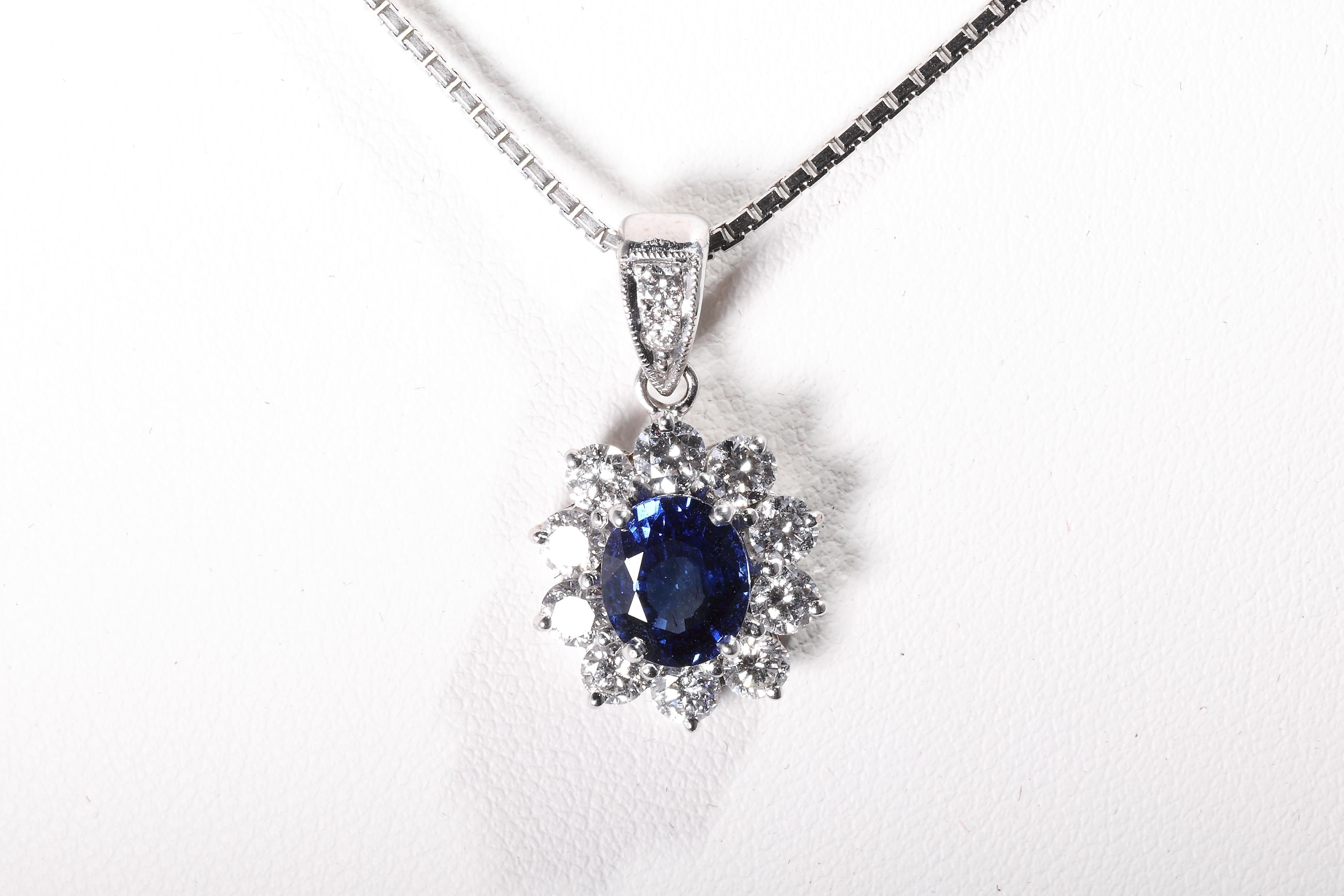 Sapphire diamond pendant
18k white gold
1,22 ct diamonds
1,90 ct sapphire
length approx. 20 mm
Width approx. 13 mm
weight 4 grams
