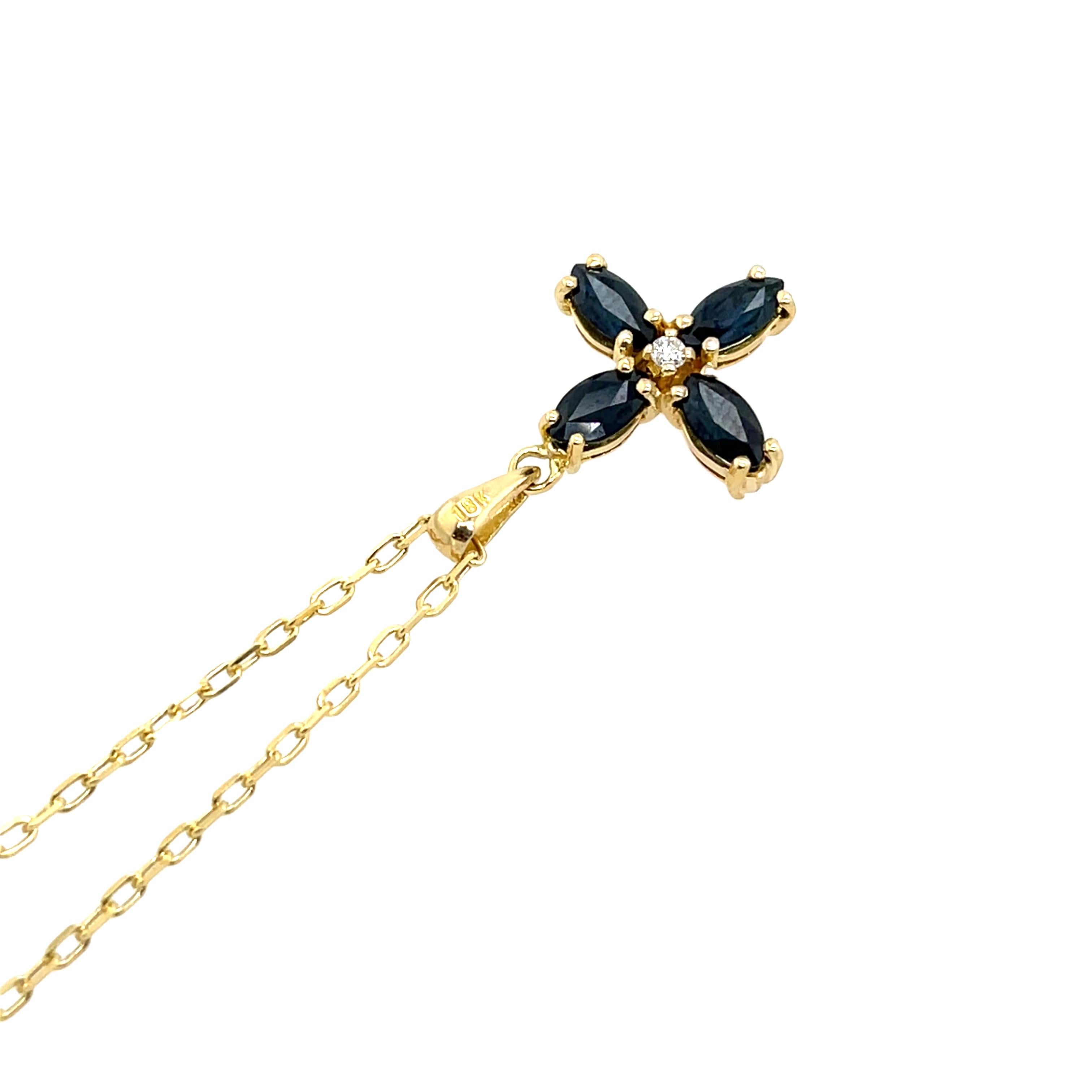 Superbe pendentif en or jaune 18ct orné de 4 saphirs éclatants, magnifiquement mis en valeur par un diamant étincelant. Suspendue à une délicate chaîne en or jaune 9ct, cette pièce élégante rayonne d'un raffinement et d'un charme