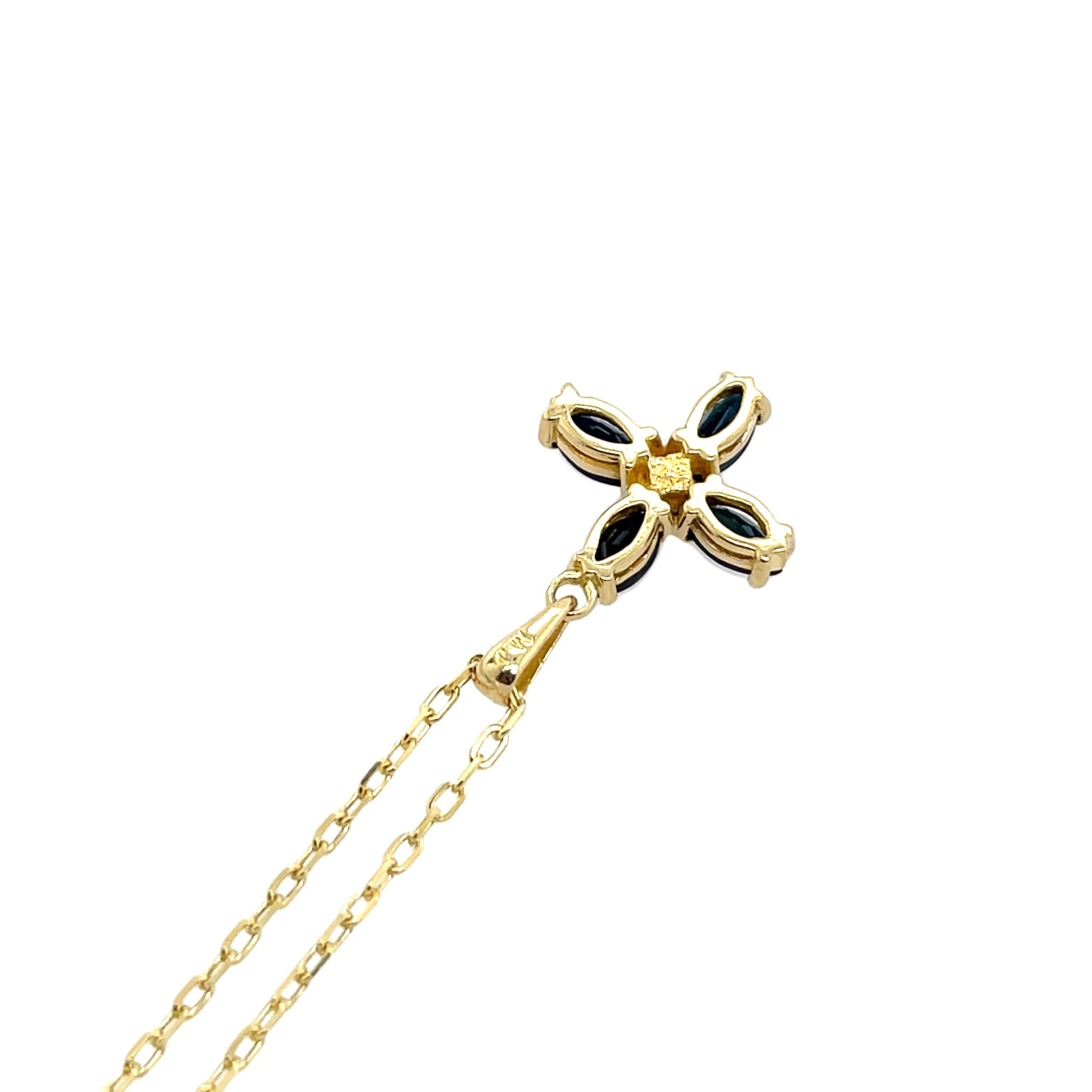 Taille ronde Pendentif en or jaune 18 carats serti de saphirs et de diamants, sur chaîne 9 carats en vente