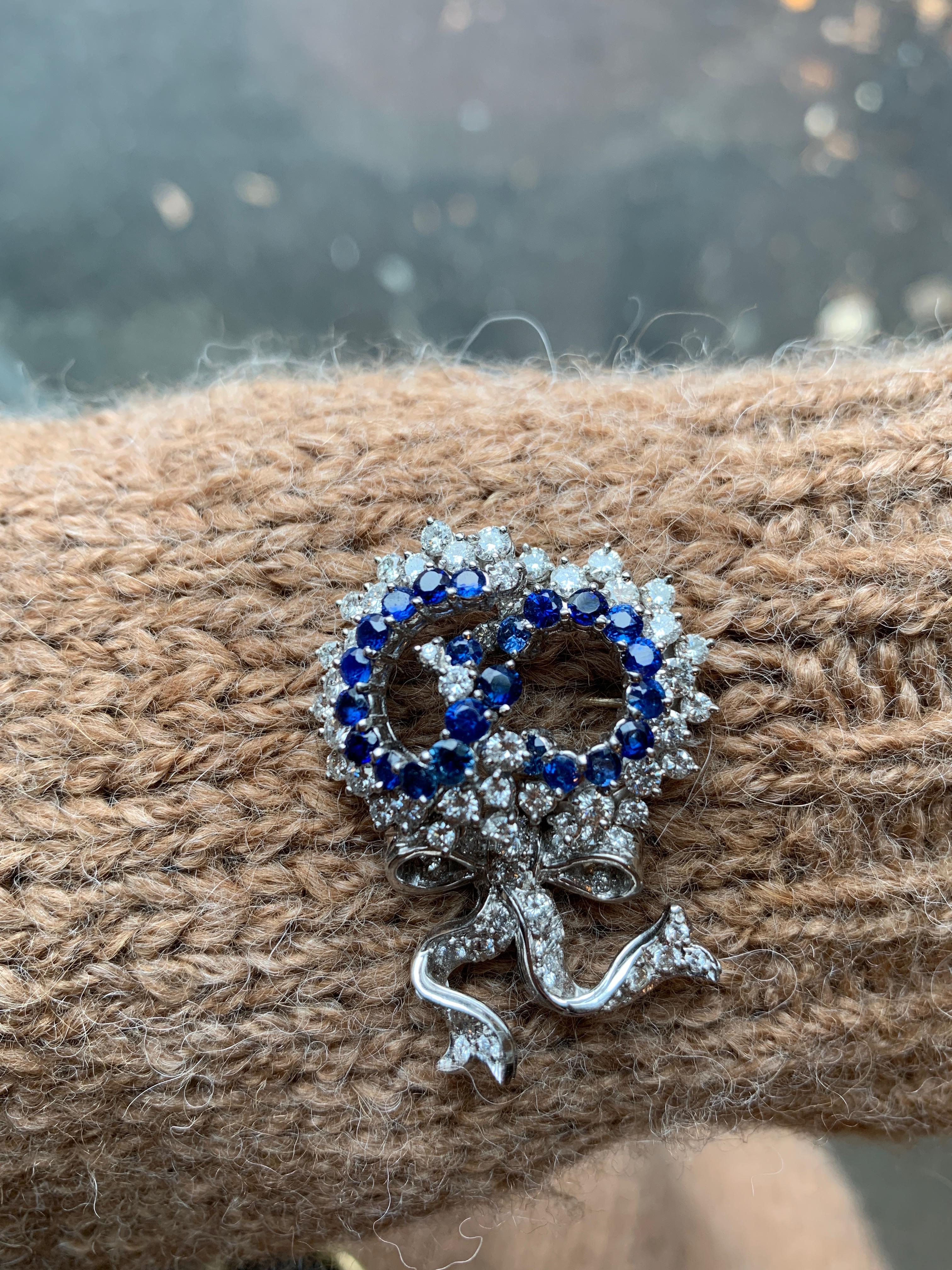 Platinbrosche mit blauen Saphiren und Diamanten Schleifen Damen im Angebot