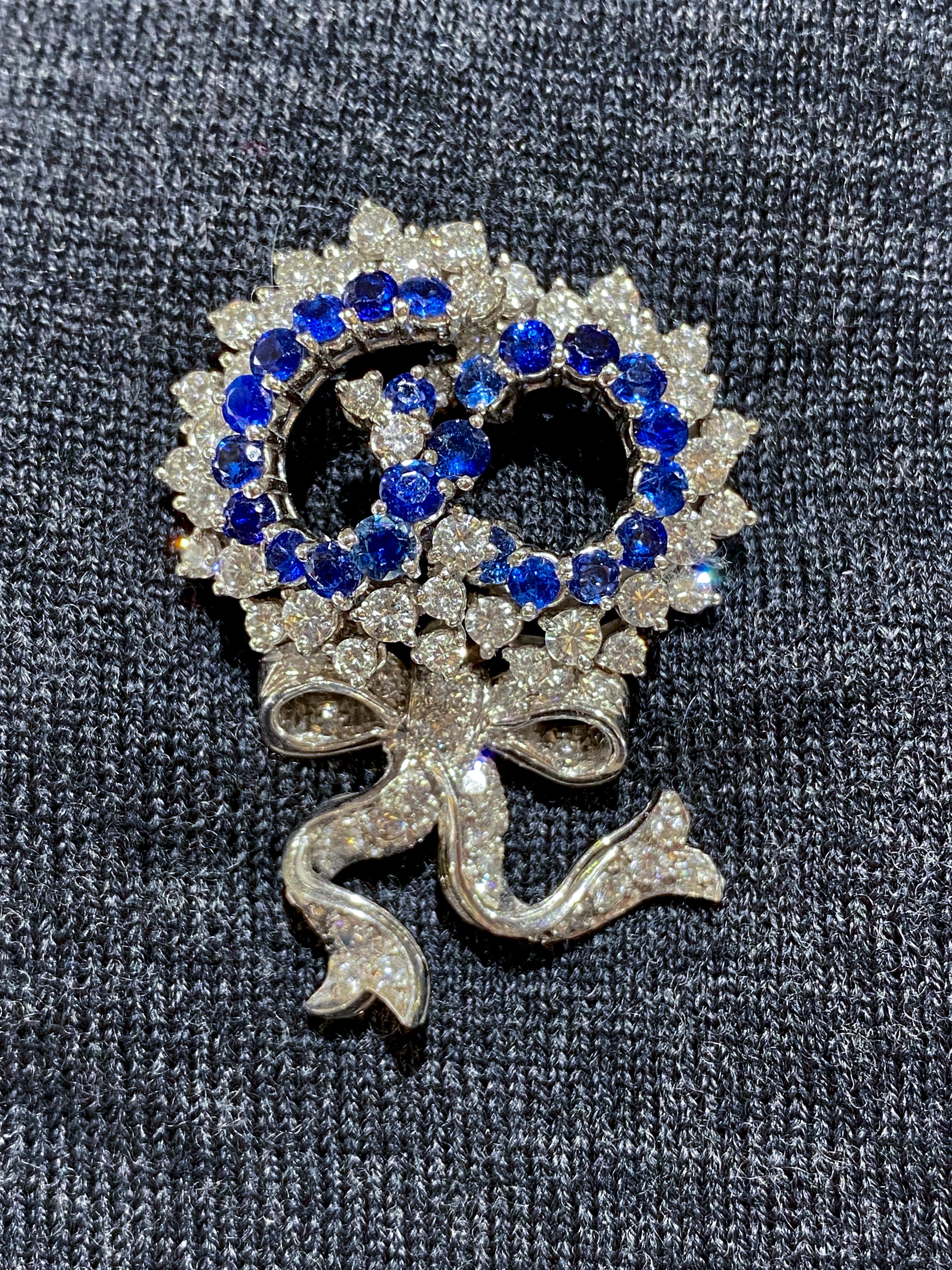 Blue Sapphire and Diamond Ribbons Bow Platinum Brooch In Good Condition For Sale In Greenwich, CT