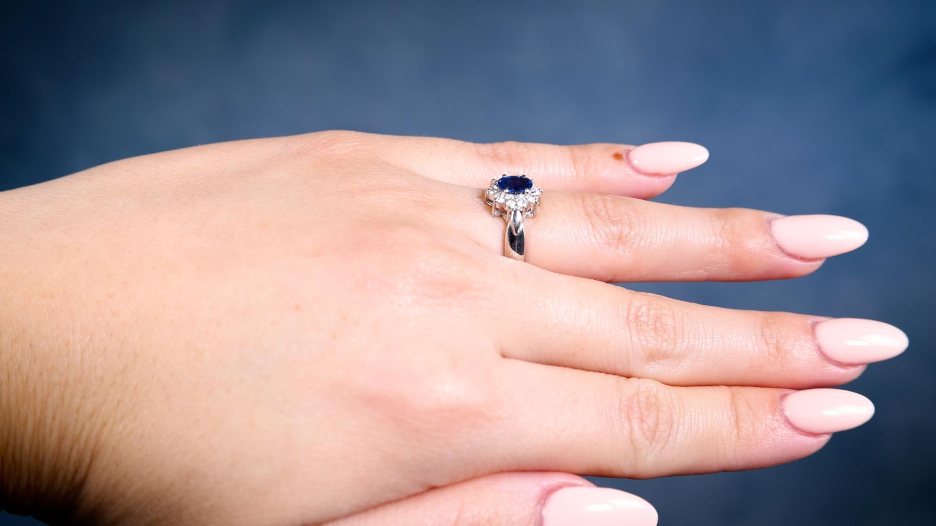 Platin-Cluster-Ring mit Saphir und Diamant im Zustand „Hervorragend“ im Angebot in Beverly Hills, CA