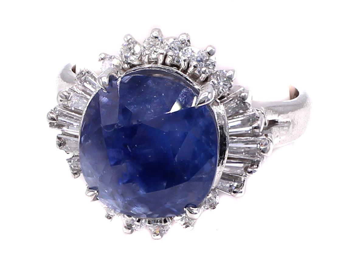 Con incastonato uno zaffiro ovale vivace e ben saturo del peso di 7,56 carati, questo anello degli anni '70 ben realizzato a mano catturerà sicuramente l'attenzione di tutti coloro che lo vedranno al dito. La gemma centrale è impreziosita da