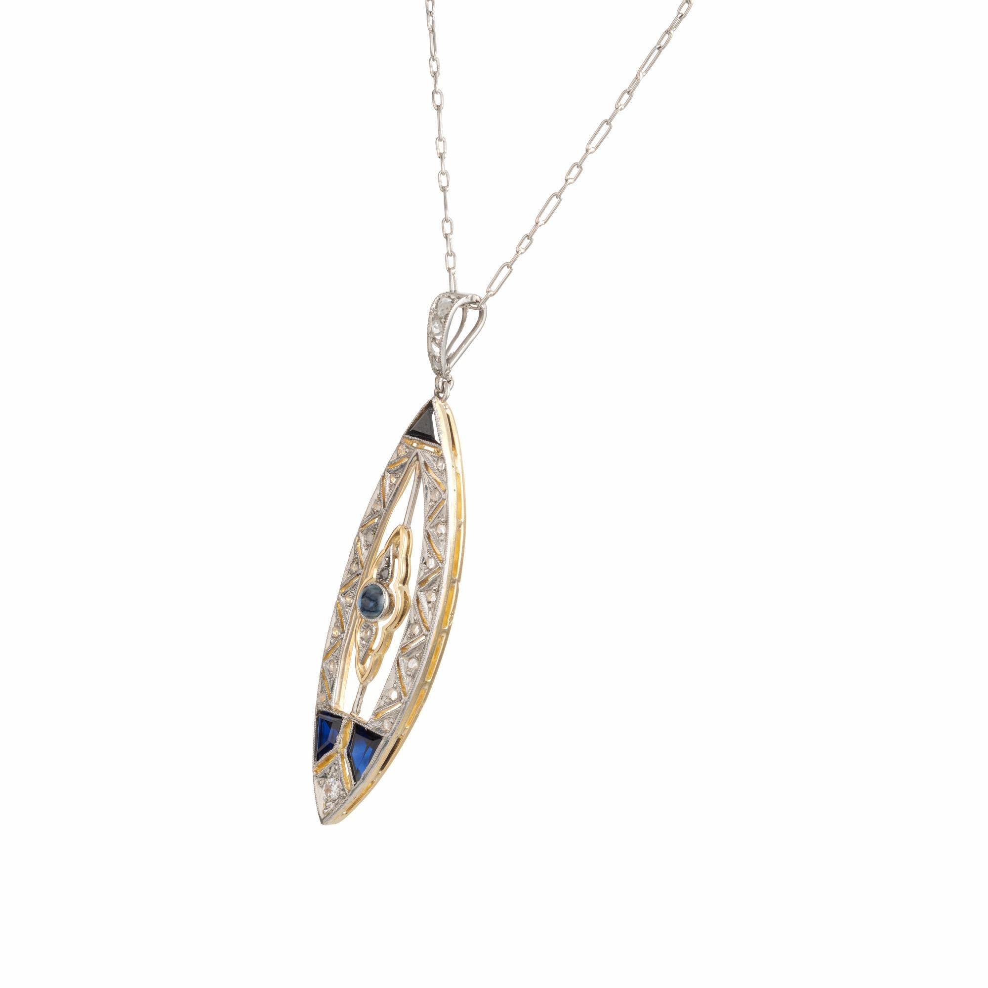 Schöne handgefertigte Halskette mit Saphiren und Diamanten aus den späten 1800er Jahren. Der zentrale Edelstein ist ein natürlicher Cabochon-Saphir, der von 25 Diamanten im Rosen- und Rundschliff akzentuiert wird. Außerdem gibt es 3 mehrförmige