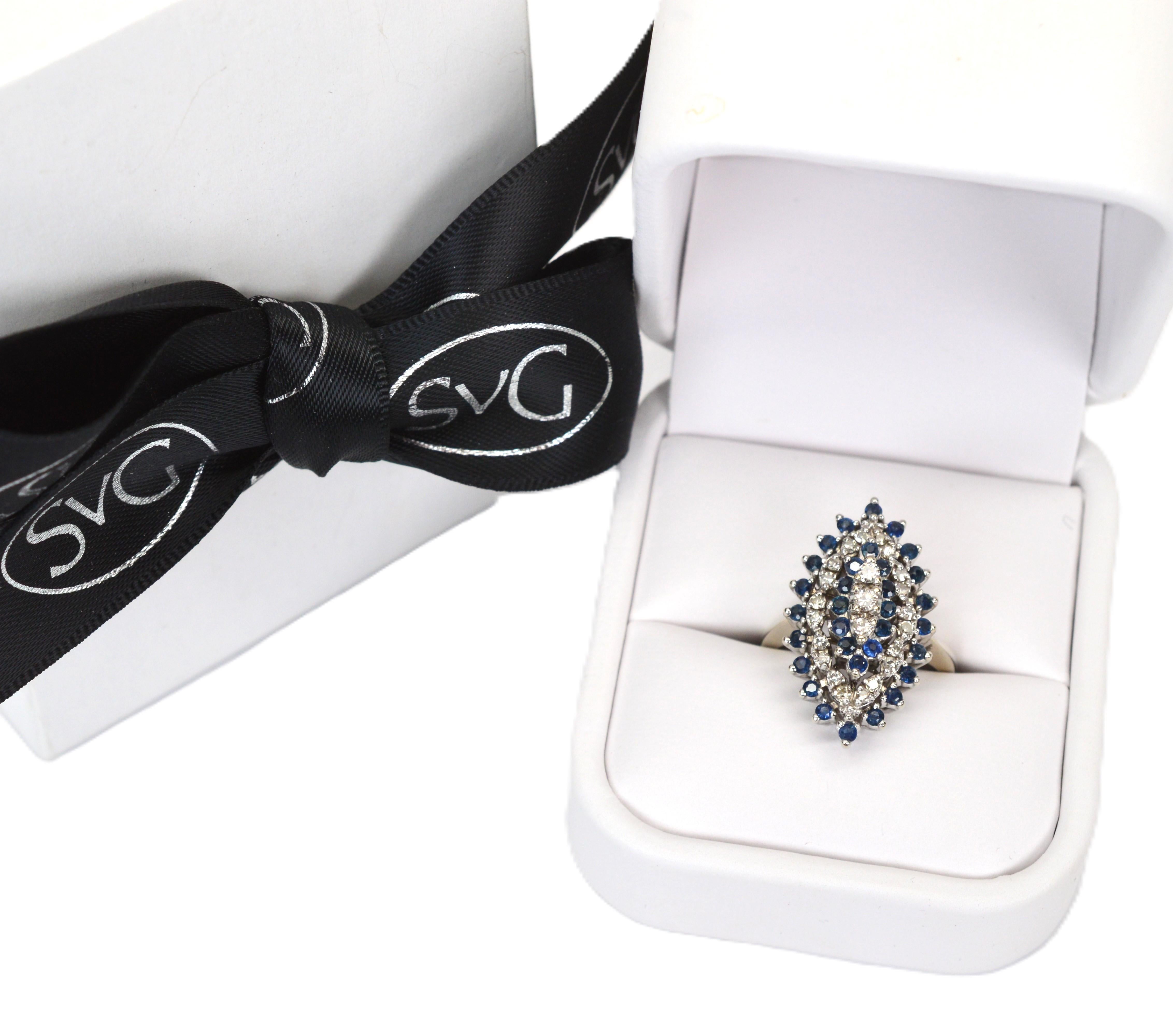 Anello cocktail in oro bianco con piramide di diamanti e zaffiri in vendita 3