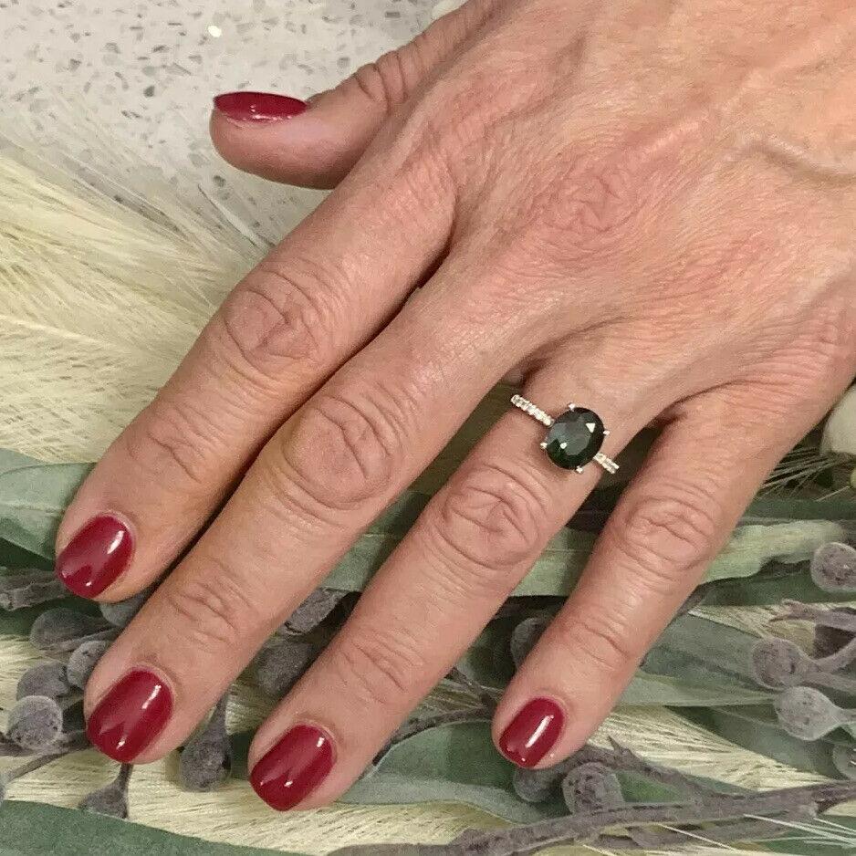 Taille ovale Bague en or blanc 14 carats avec saphir et diamant certifiée TCW de 2,8 carats en vente