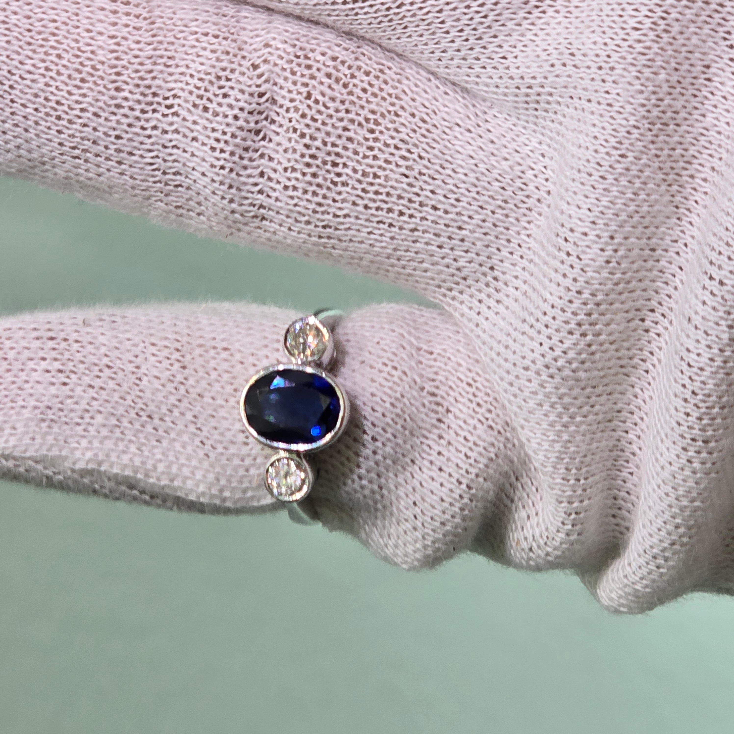 Anello con zaffiro e diamante in oro bianco 18 carati 2,20 raro anello a tre pietre in vendita 3