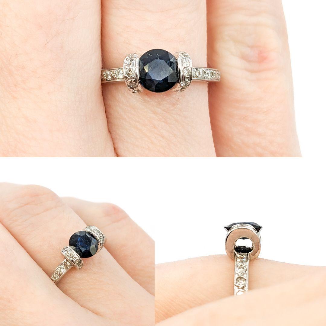 Schöner Saphir & Diamant Ring - 18K Weißgold

Dieser elegante Ring aus 18 Karat Weißgold besteht aus einem 1,05 Karat großen Saphir im Rundschliff, der von 0,15 Karat großen Diamanten im Rundschliff mit der Reinheit I1 und der Farbe H-I akzentuiert