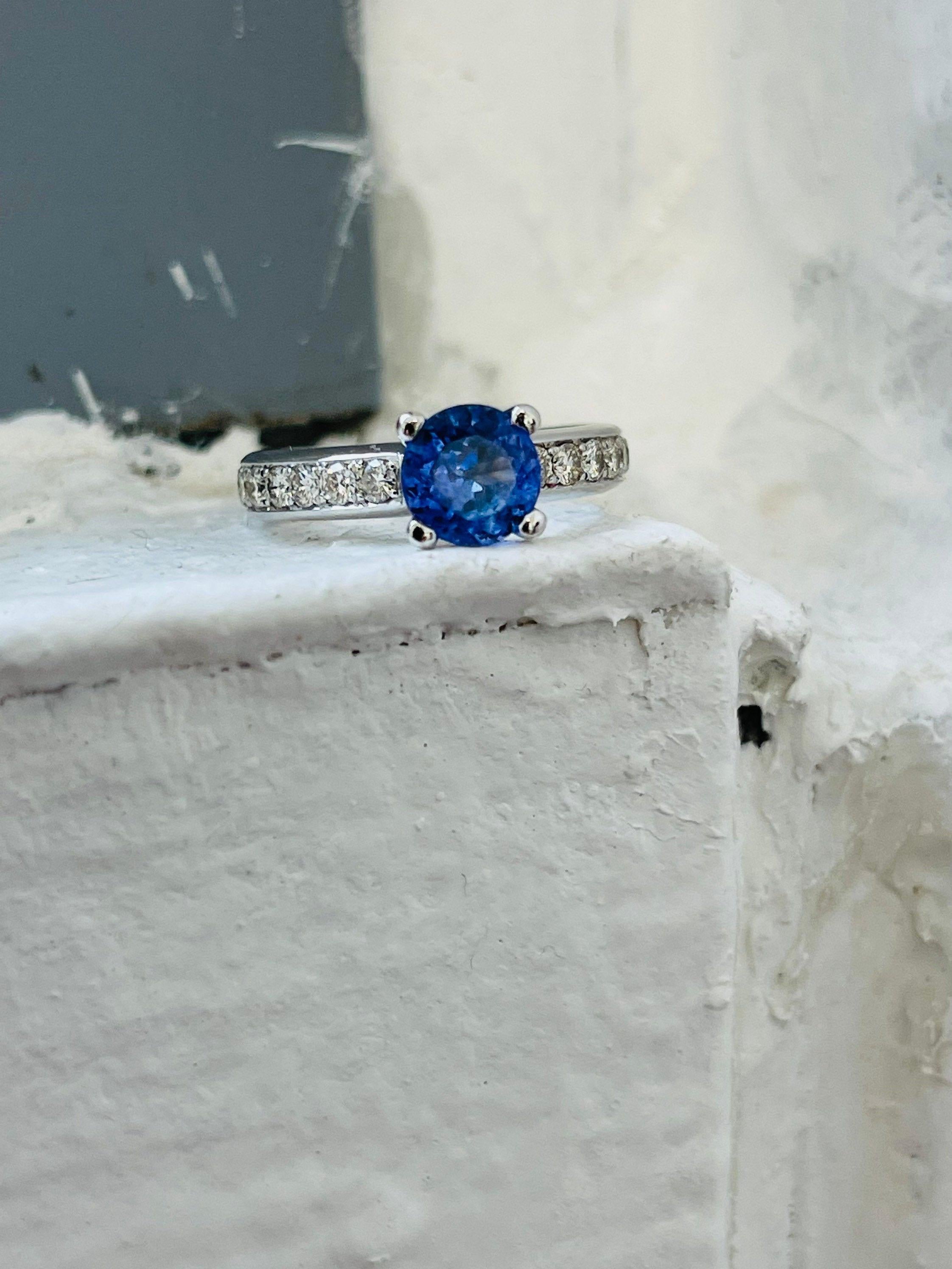 Cette bague était destinée à être splendide et magnifique ! Le saphir est d'un bleu profond de 1,30 carats et la bague est de type comfort fit, ce qui signifie qu'elle glisse sur votre doigt comme un éclat et qu'elle est vraiment bien ajustée à