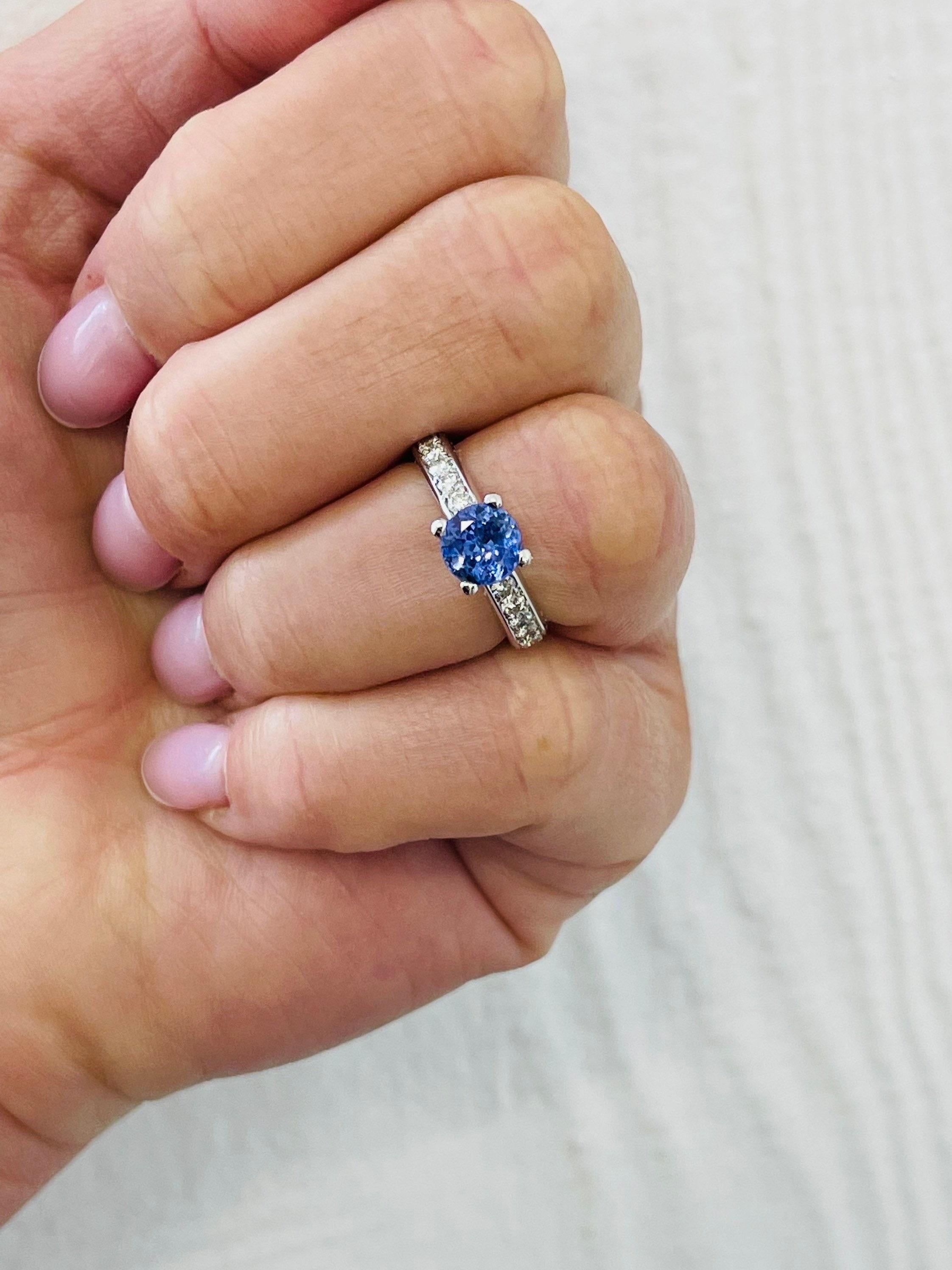 Taille brillant Bague de fiançailles de confort en or 18 carats avec saphir et diamant 1 carat en vente