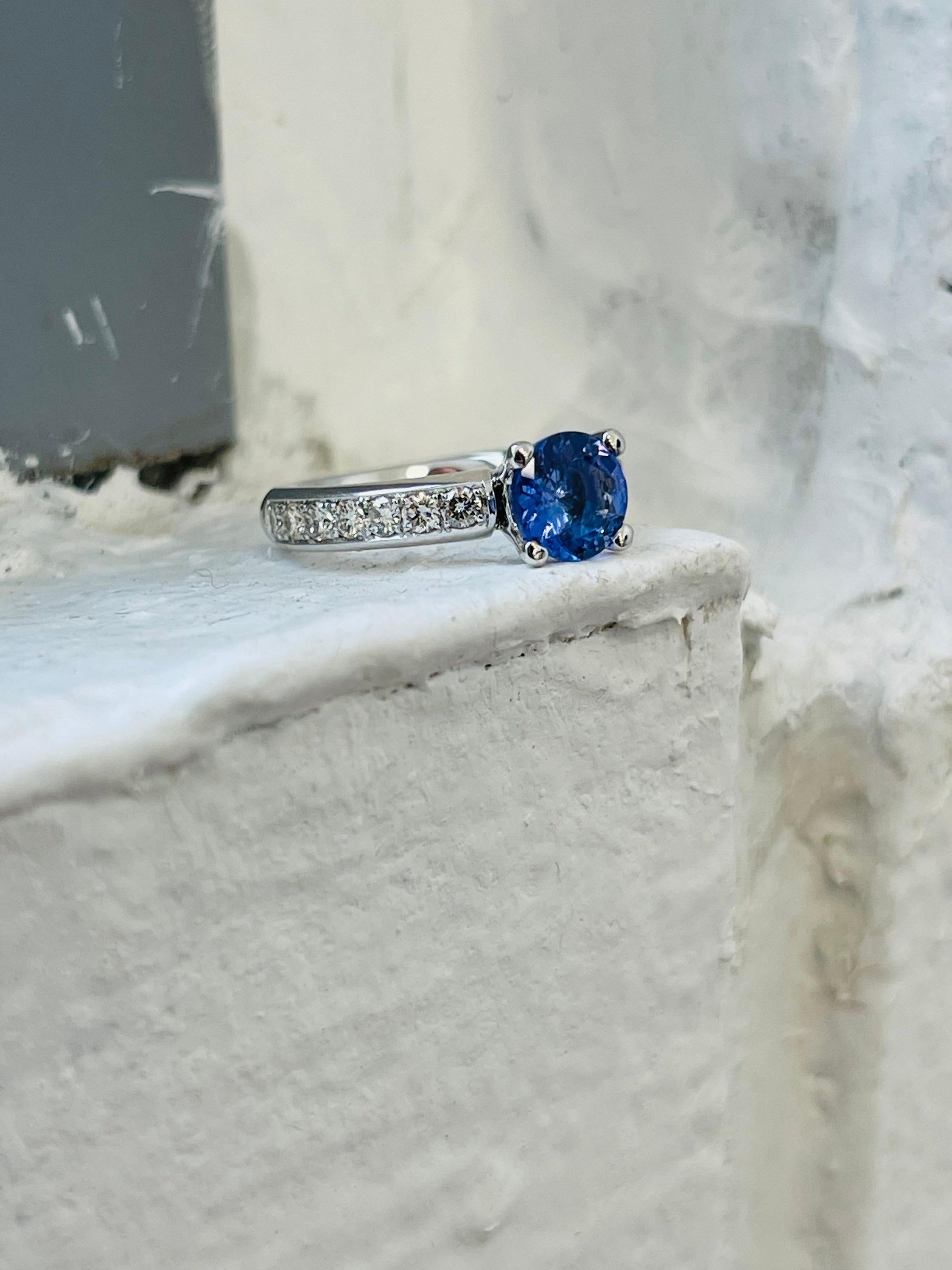Bague de fiançailles de confort en or 18 carats avec saphir et diamant 1 carat en vente 1