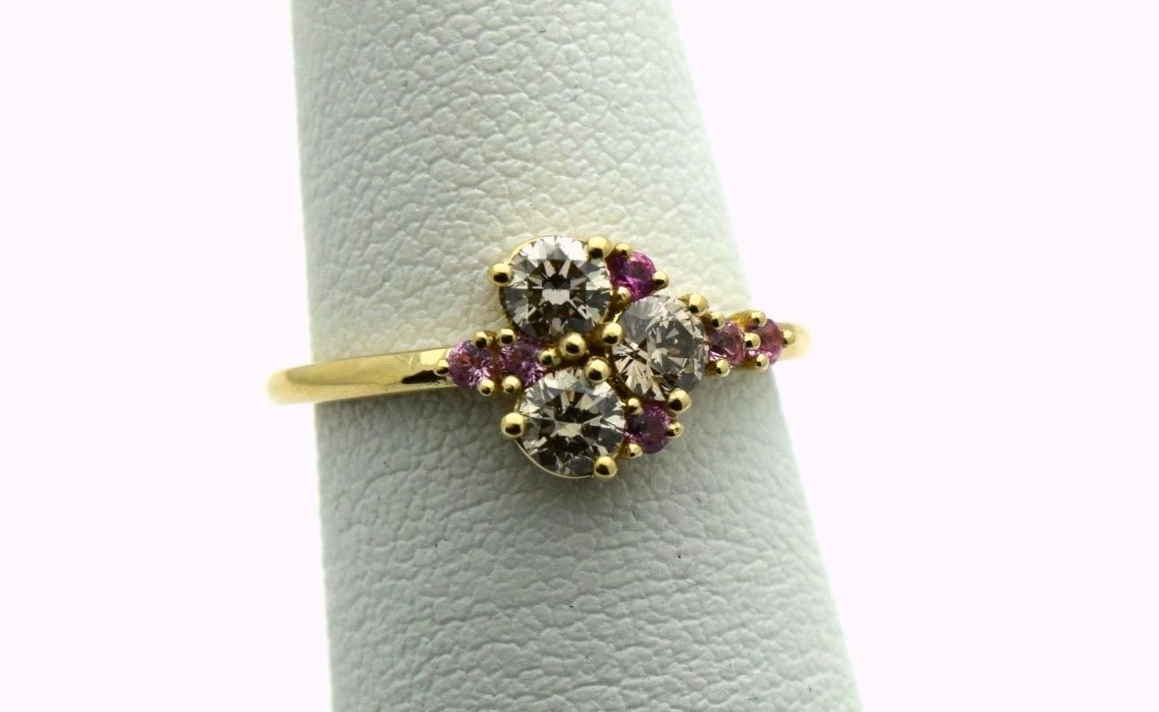 Wunderschöner Ring mit rosa Saphiren und Diamanten im eleganten Cluster-Stil aus 18-karätigem Gelbgold, der so gut verarbeitet ist, dass kein Diamant jemals fallen wird!
Die Diamanten haben insgesamt 0,85 Karat und die rosa Saphire 0,20 Karat.
Der
