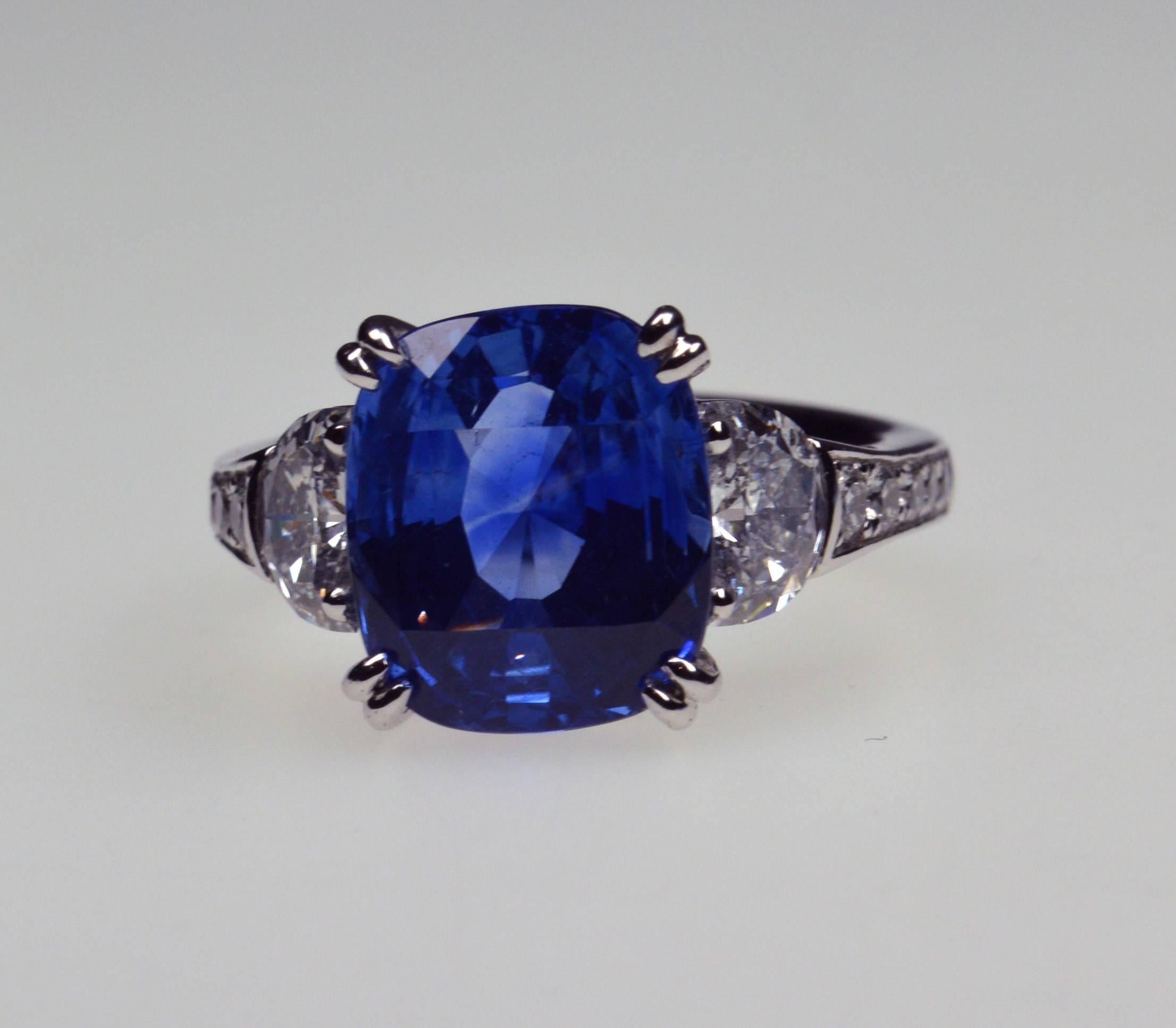 Classic ring with a sapphire 8.42ct Ceylon NTE ( no indications of heating), surrounded by two halfmoon diamonds together 1.09ct.
Quality of the diamonds: D color, SI1 clarity. In 18K white gold
with GGTL report for the sapphire