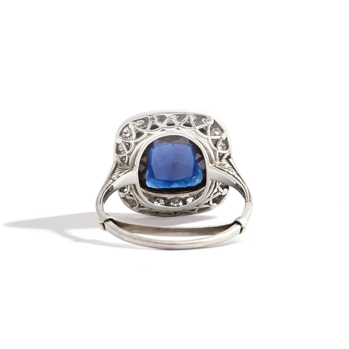 Sapphire cabochon surrounded by diamond on white gold and platinum Ring.
Sapphire Size: 10.00 x 10.00 millimeters.
Thickness: 3.86 millimeters.
Ring Size: 6 3/4.
Gross weight: 4.00 grams.