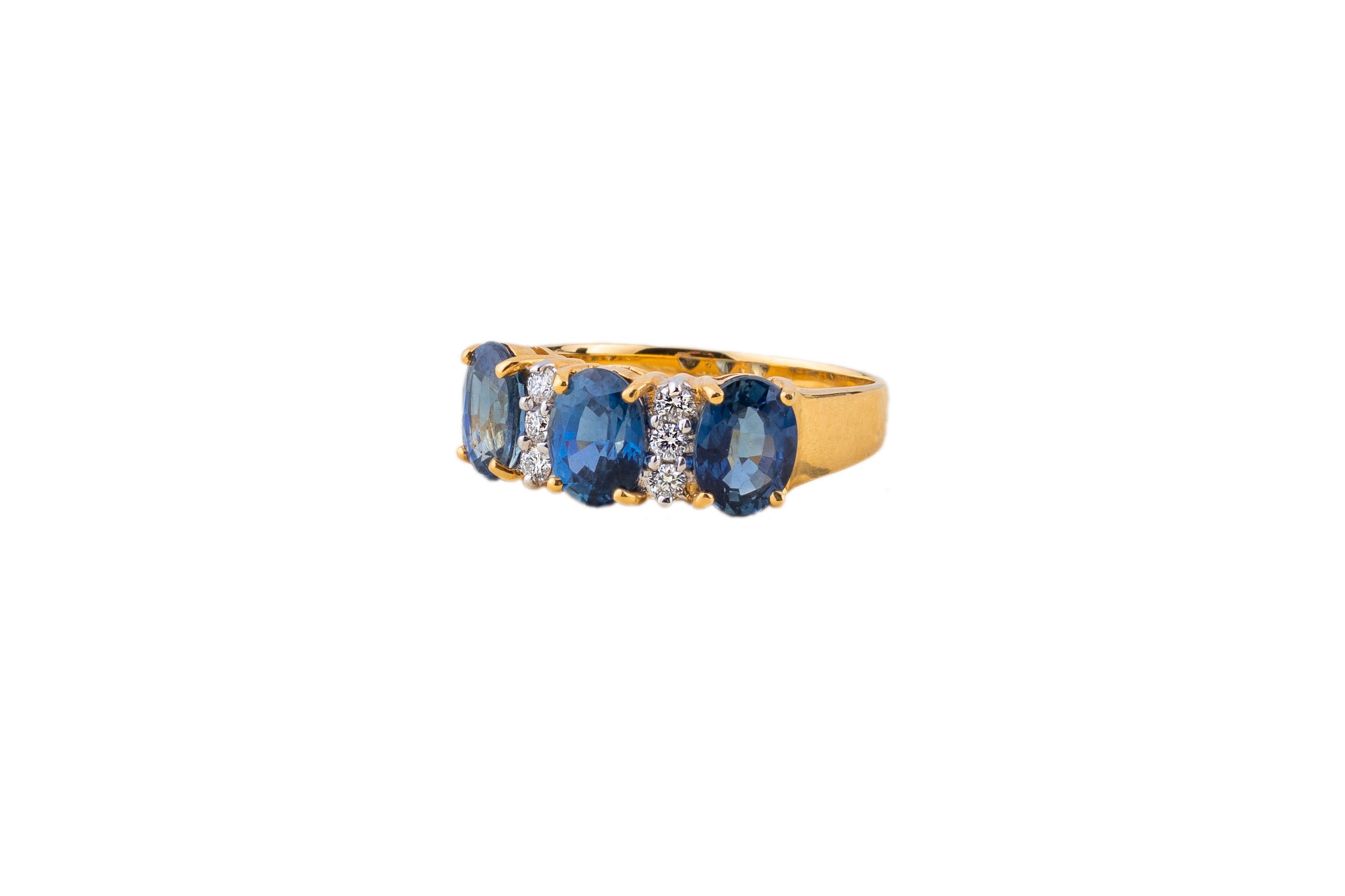18 k yellow gold
stamped with the fineness 18k
3 sapphires together 4.23 ct
6 diamonds together 0,13 ct
Ring size 7/ 54
Weight: 4,7 gram