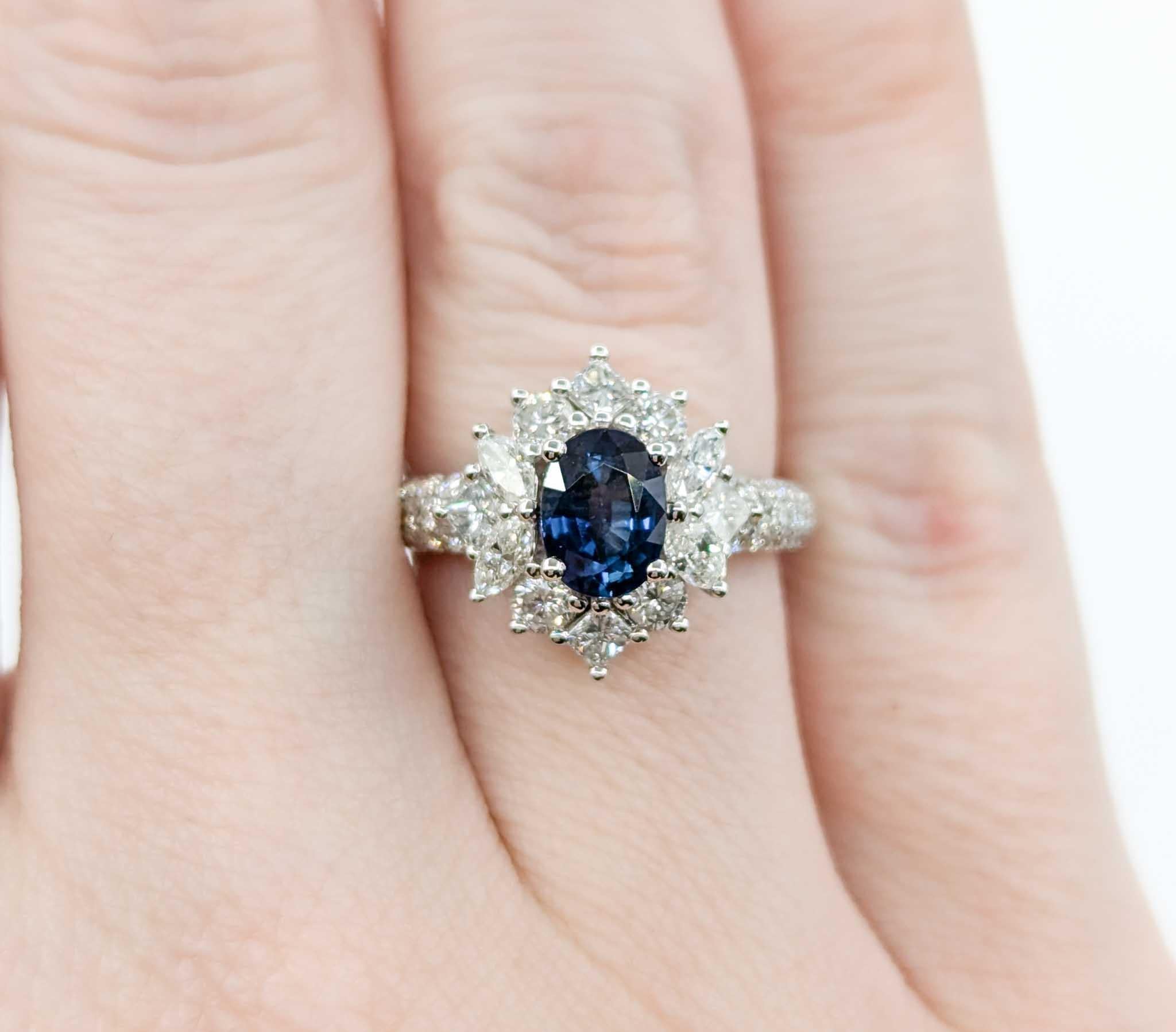 Anello con zaffiro e diamanti in oro bianco 18 carati

Questo bellissimo anello è realizzato in oro bianco 18 carati e presenta uno zaffiro da 1,02 carati, la pietra natale di settembre. Lo zaffiro è completato da 1,25ctw di diamanti rotondi,
