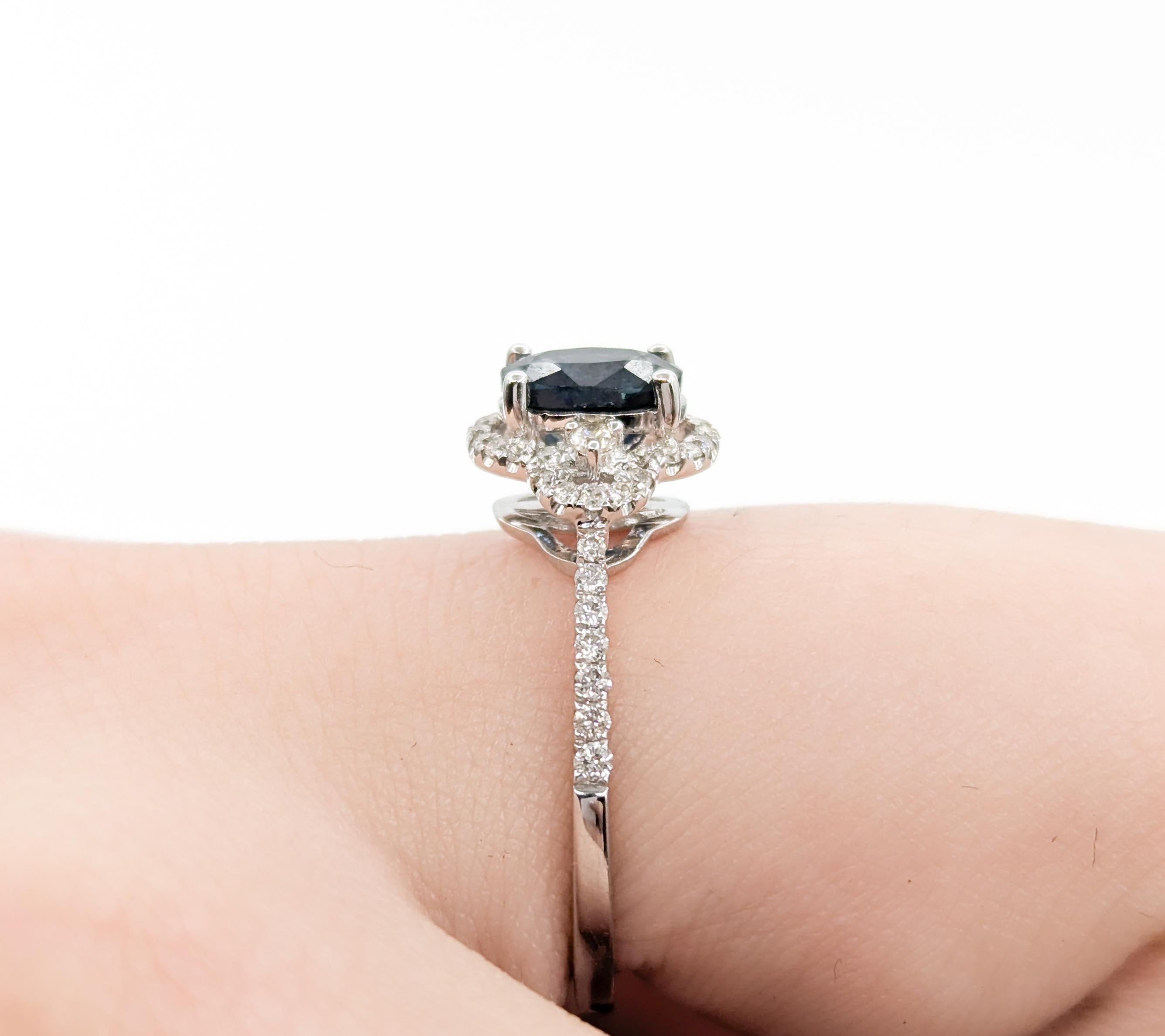 Saphir & Diamant Ring in Weißgold

Dieser wunderschöne Ring ist aus 14-karätigem Weißgold gefertigt und trägt in der Mitte einen atemberaubenden Saphir von 0,84 Karat, der Weisheit und Adel symbolisiert und als Geburtsstein für September dient. Der