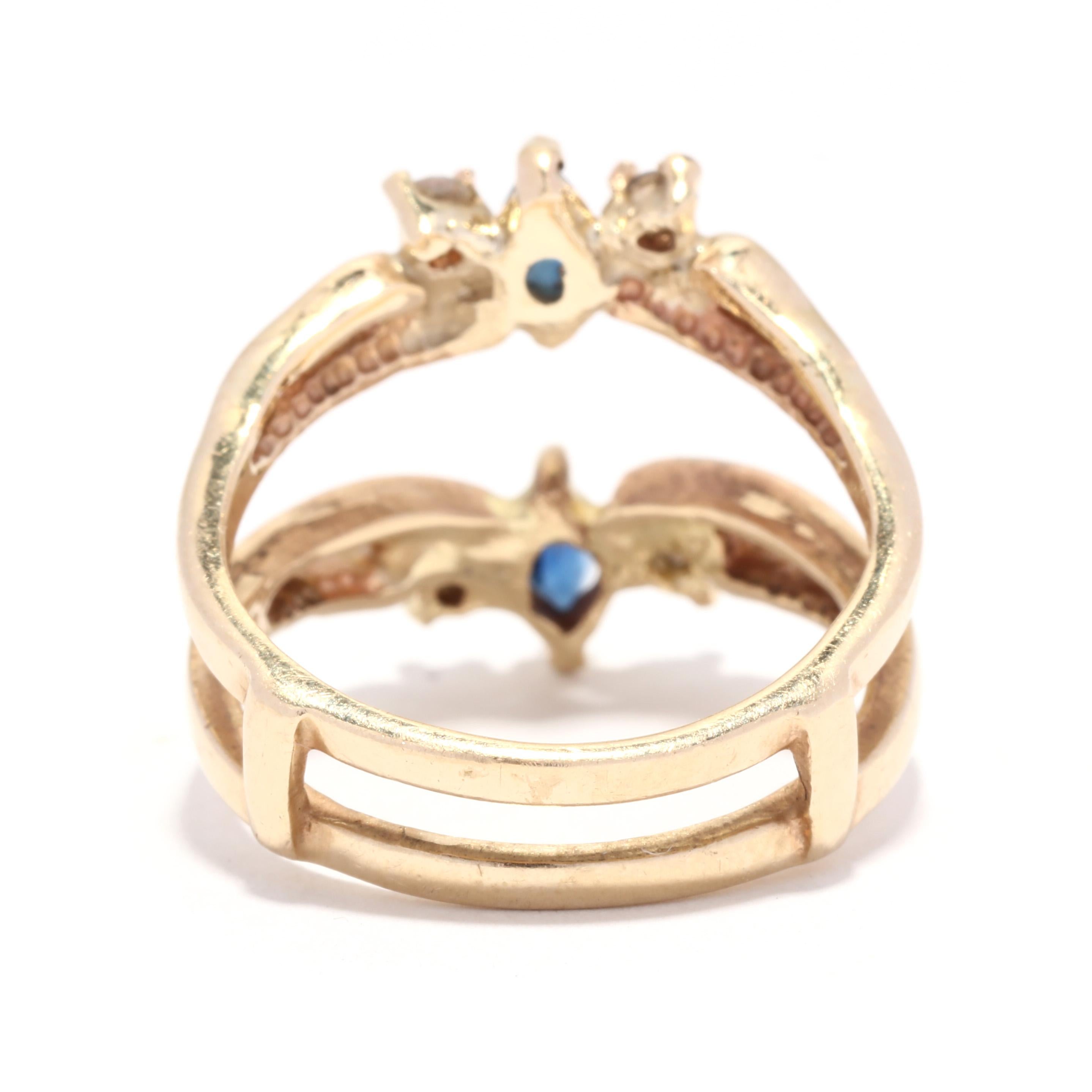 Ein Vintage 14 Karat Gelbgold Saphir und Diamant Ring Jacke. Dieser Verlobungsring hat die Form eines V  Design, besetzt mit Saphiren im Marquiseschliff mit einem Gesamtgewicht von ca. 0,30 Karat und einem runden Diamanten im Brillantschliff auf