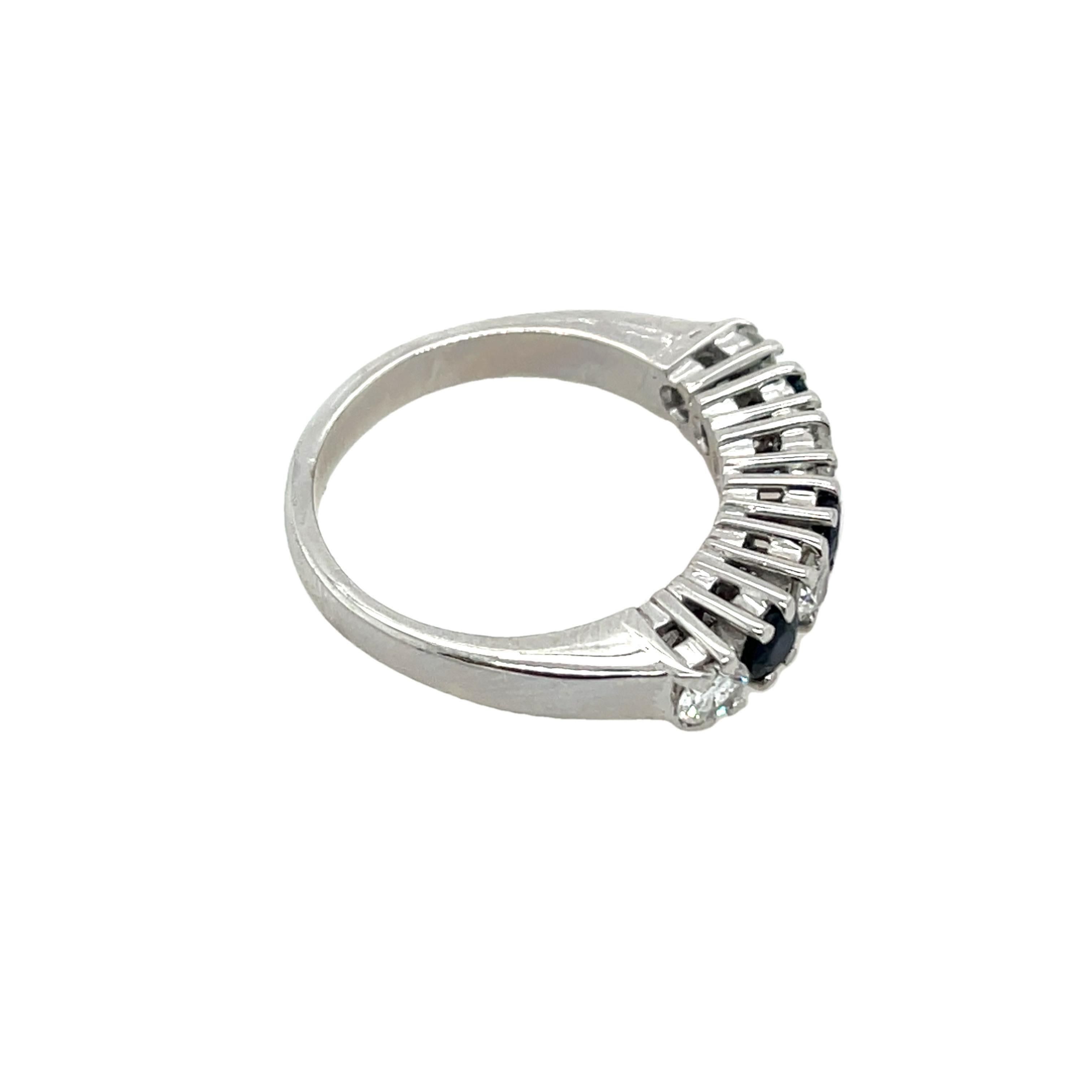 Ring mit Saphiren und Diamanten, gefasst in 18 Karat Weißgold. 
Dieser atemberaubende Ring ist mit einem wunderschönen Saphir besetzt, 
ergänzt durch einen Heiligenschein aus funkelnden Diamanten, 
alle in hochwertigem 18-karätigem Weißgold gefasst.