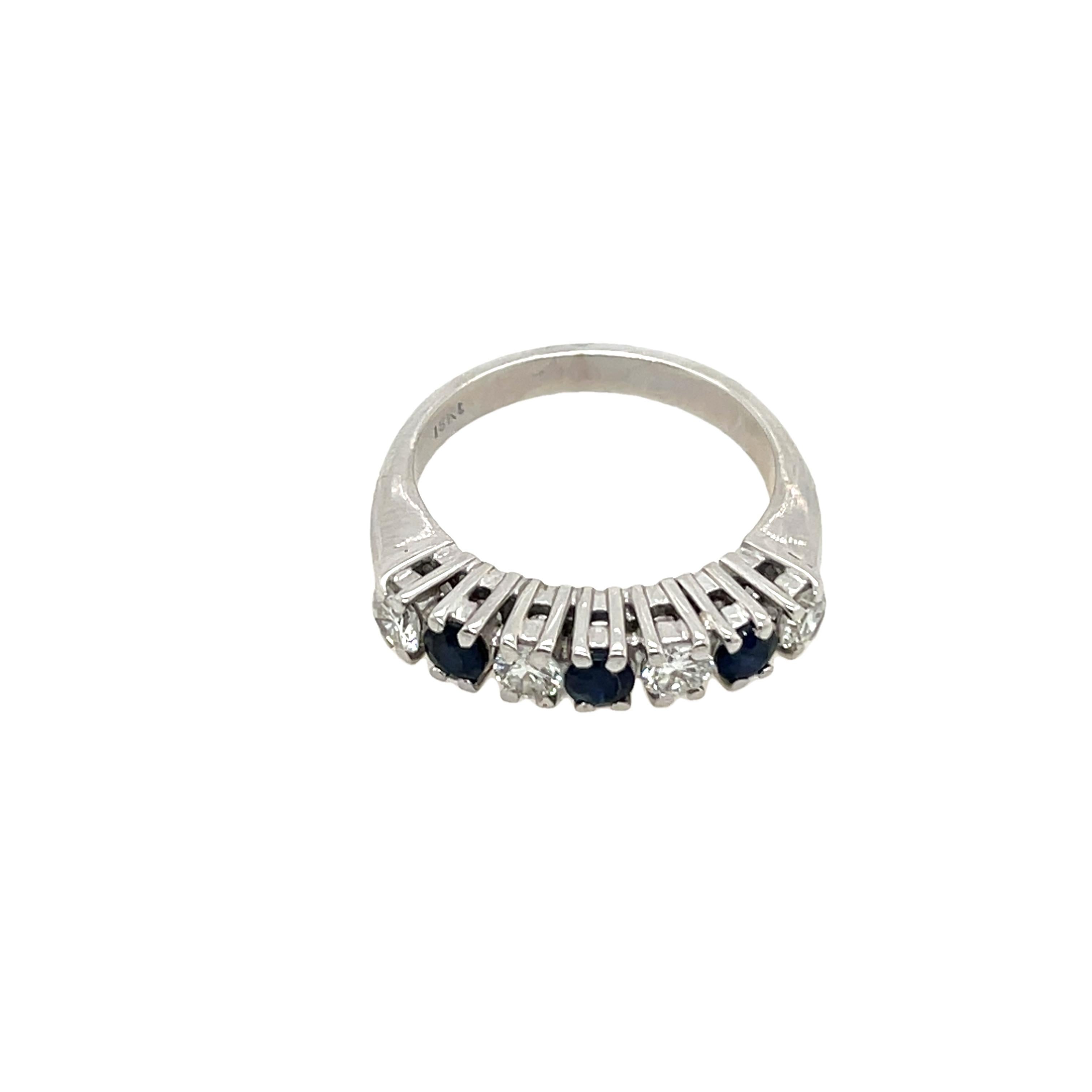 Ring mit Saphiren und Diamanten, gefasst in 18 Karat Weißgold (Rundschliff)